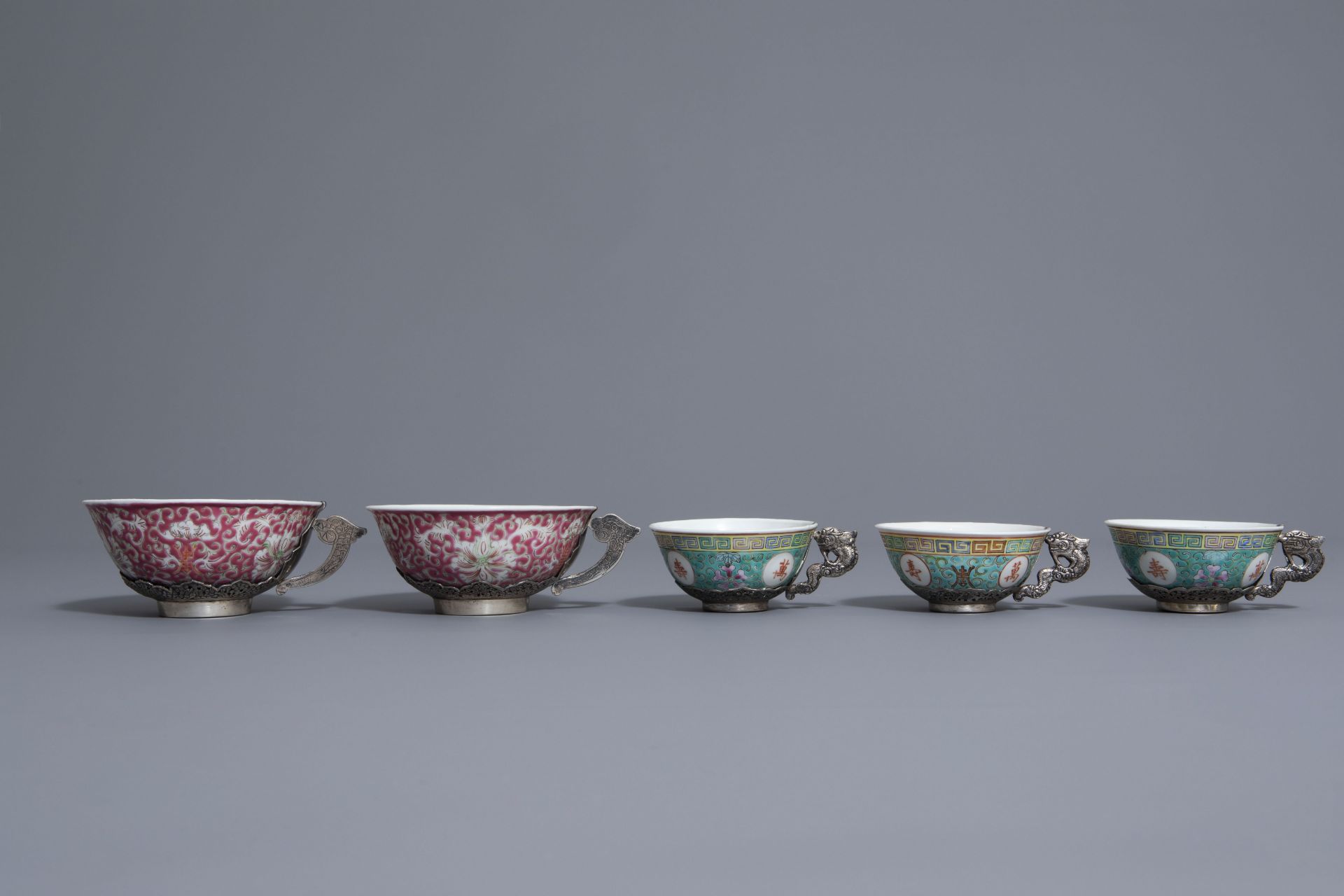 Five Chinese famille rose and silver cups and saucers and a bowl, 19th/20th C. - Bild 6 aus 17