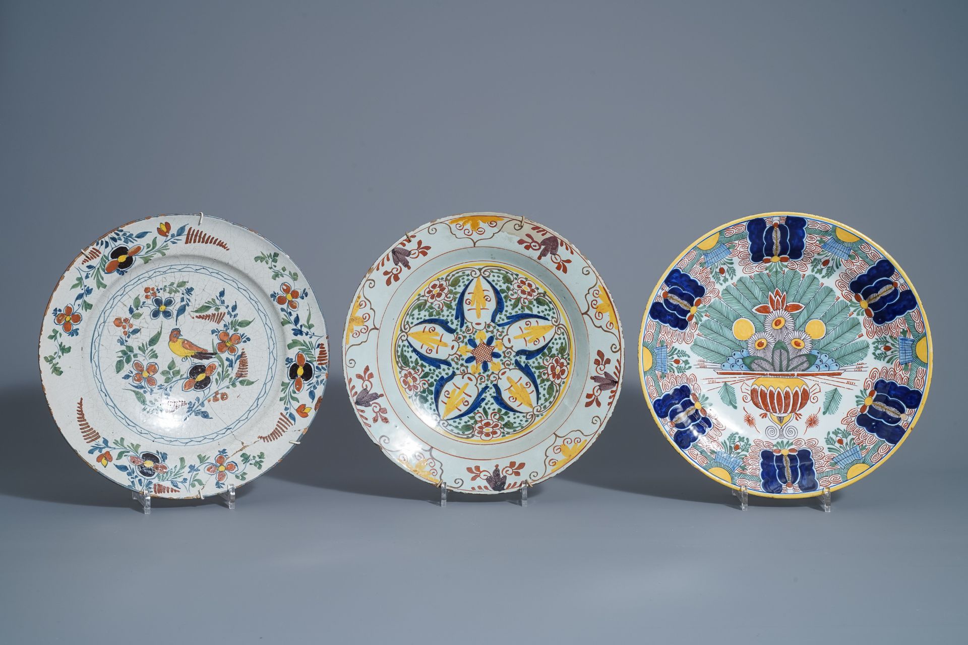 Twelve polychrome and blue and white Dutch Delft plates and an oval tray, 18th C. - Image 10 of 13