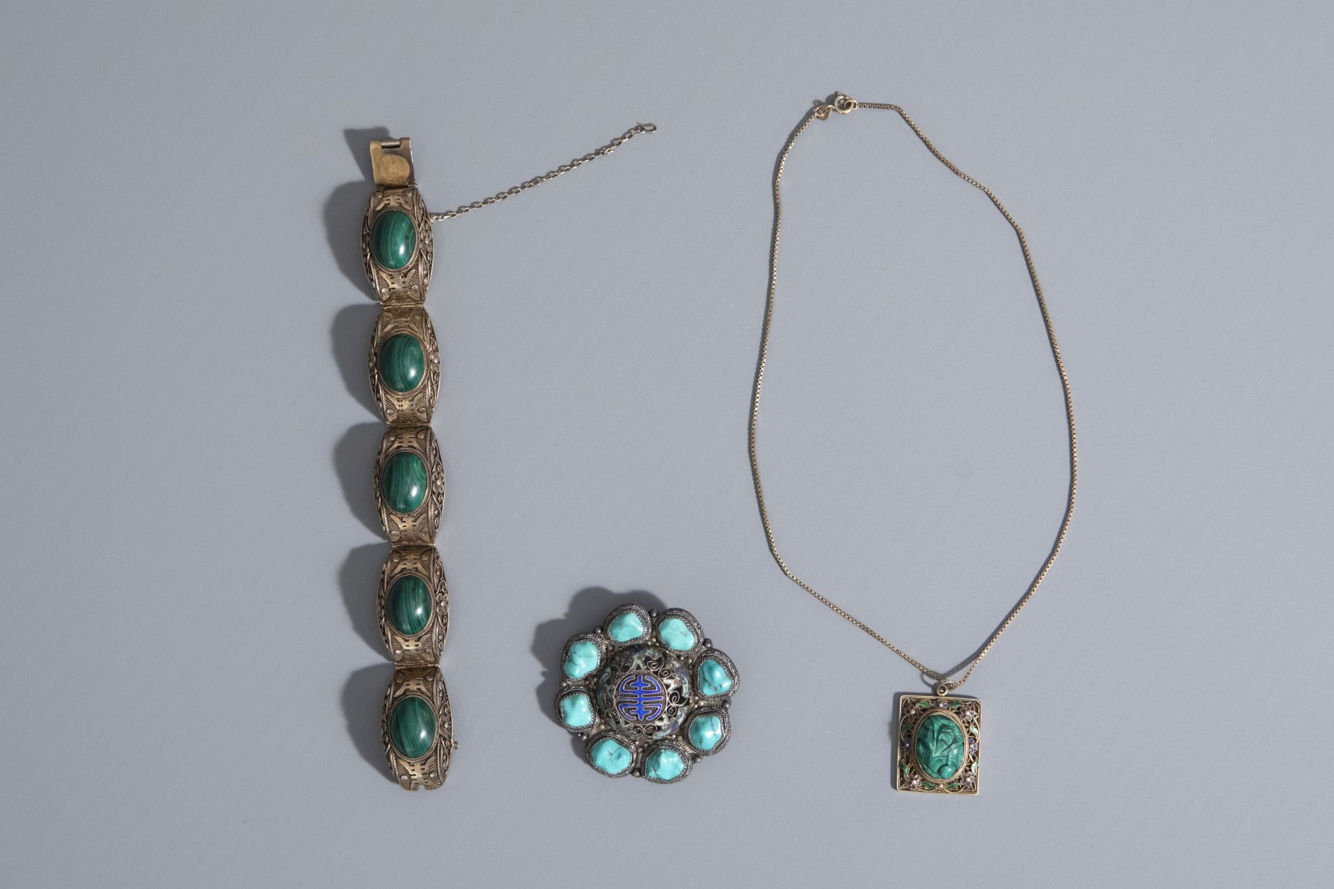 Chinese turquoise- & malachite-inlaid enamelled silver hanger, a bracelet & a brooch, 19th/20th C.