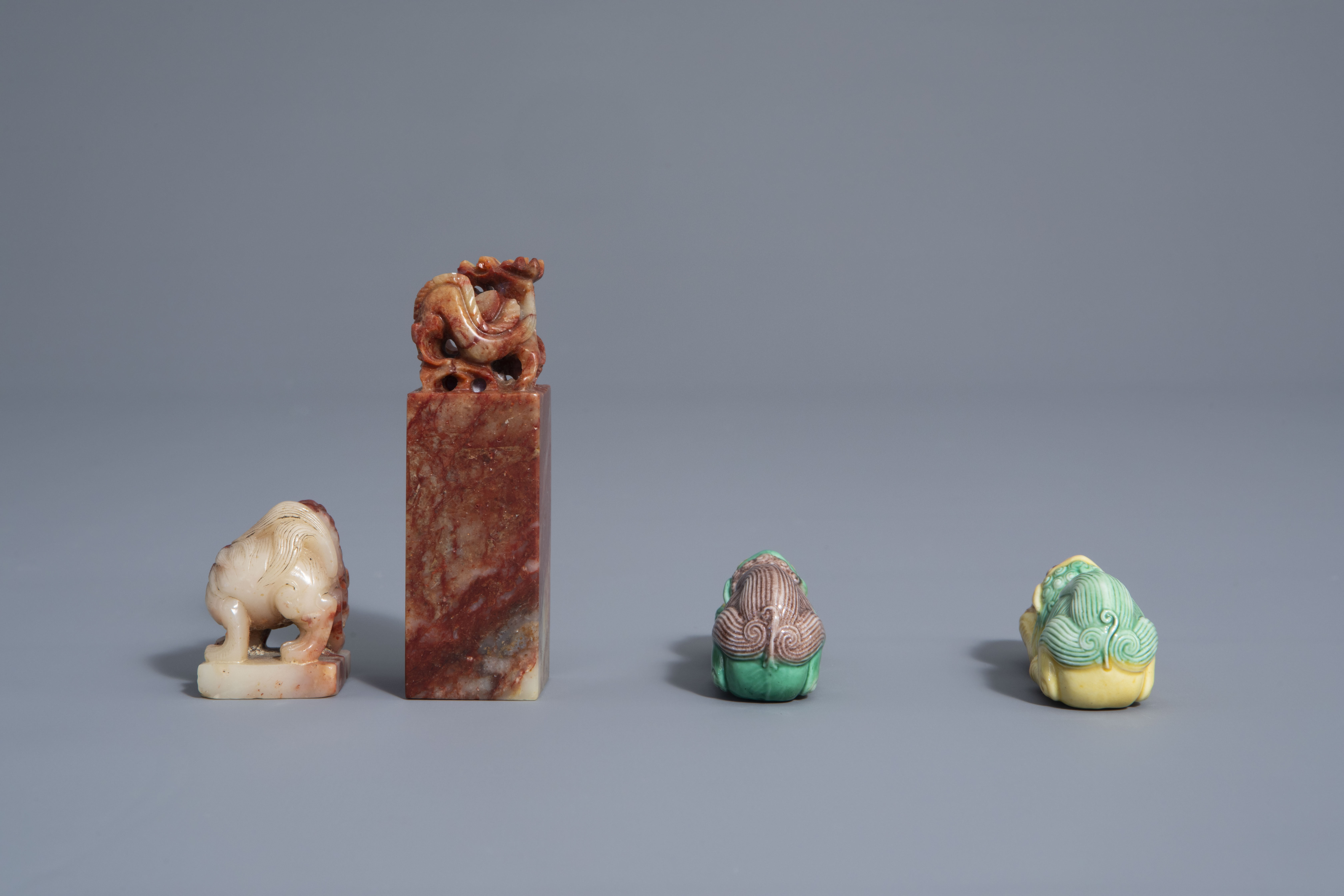 A varied collection of Chinese porcelain and two soapstone seals, 19th/20th C. - Image 11 of 14