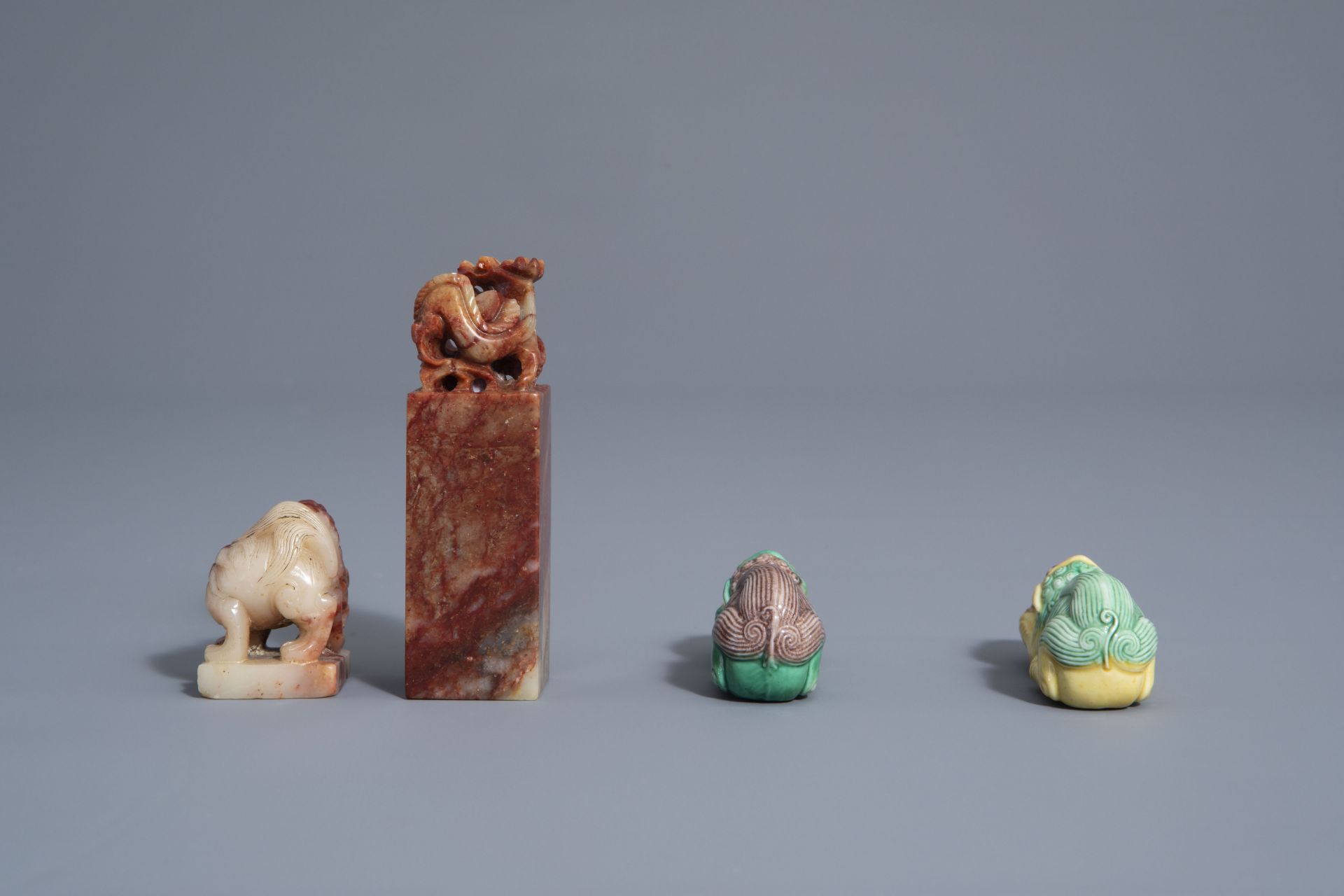 A varied collection of Chinese porcelain and two soapstone seals, 19th/20th C. - Bild 11 aus 14