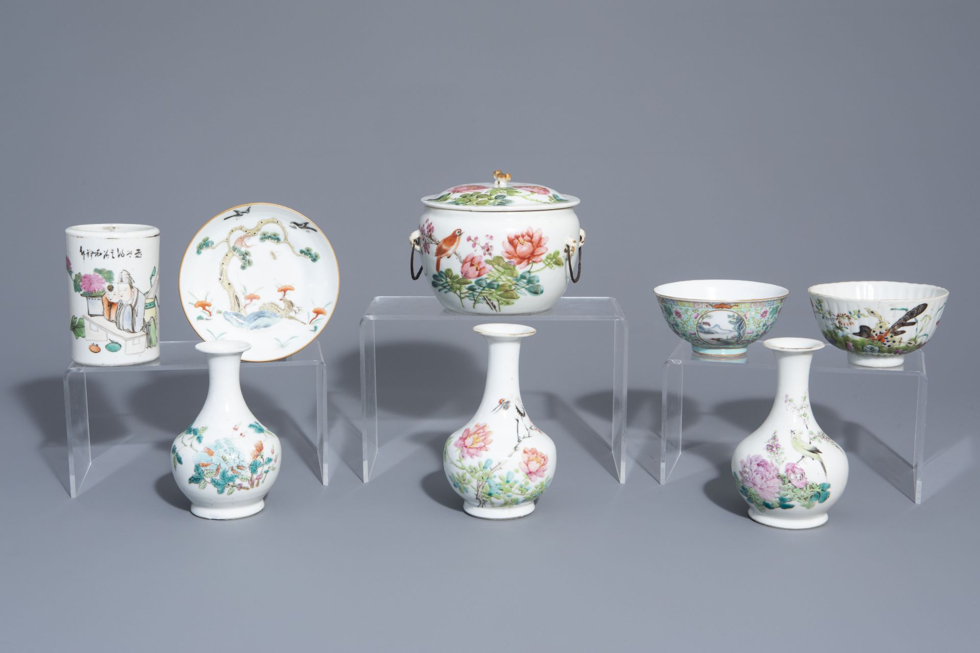 A varied collection of Chinese qianjiang cai and famille rose porcelain, 19th/20th C.