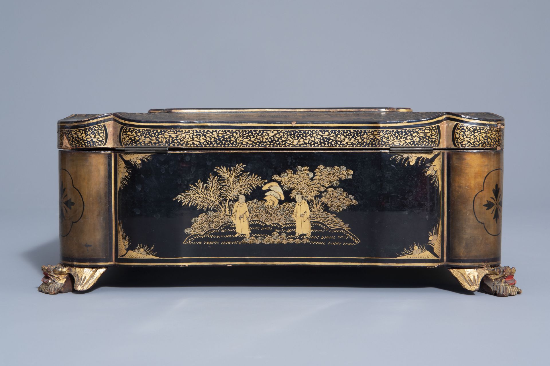 A Chinese lacquered sewing box with figurative design all around, 19th C. - Bild 4 aus 10