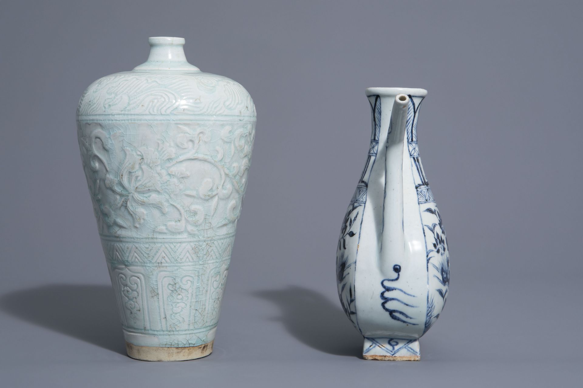 A Chinese blue and white jug and a qingbai vase in Yuan style, 19th/20th C. - Bild 4 aus 6