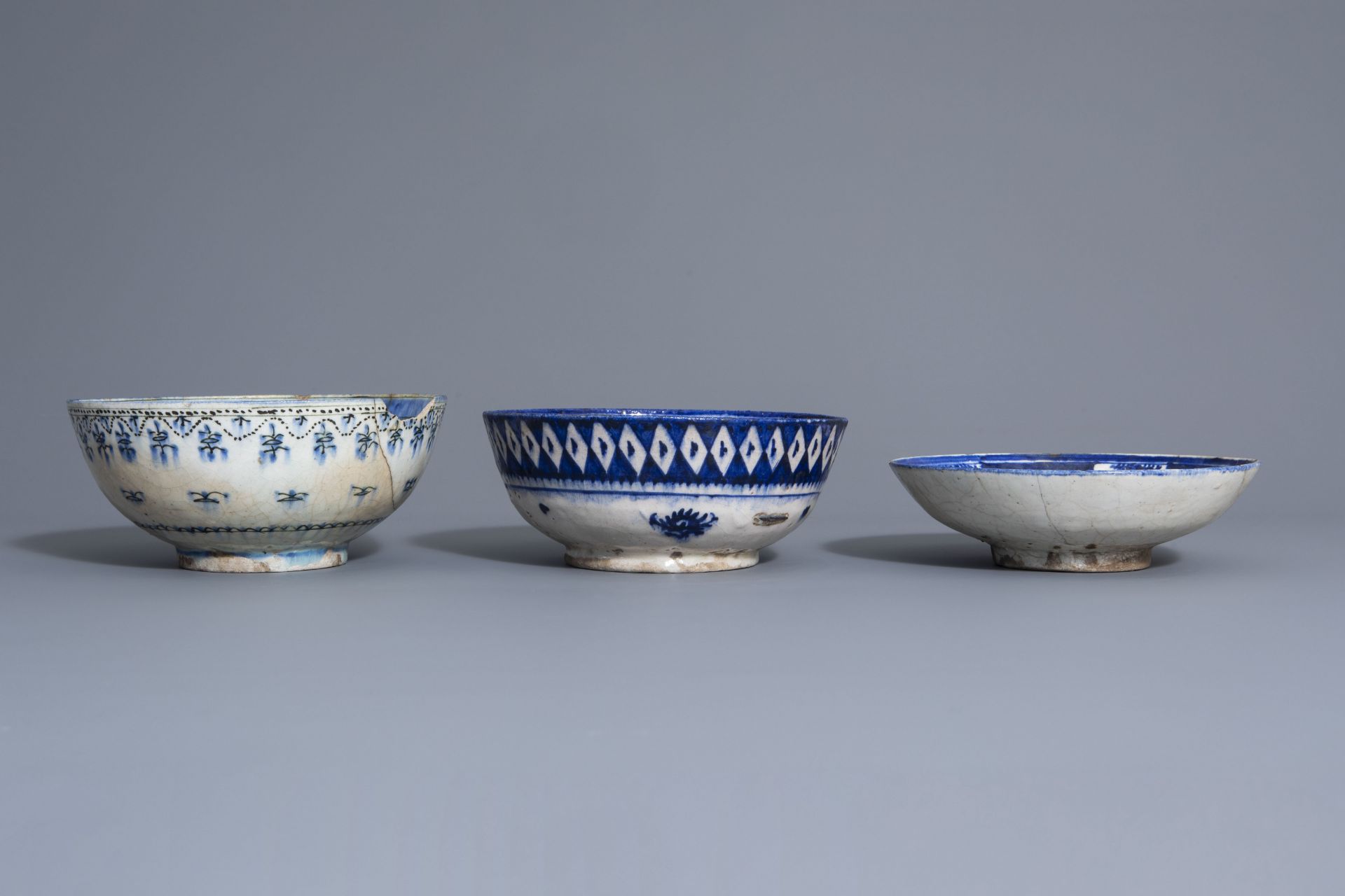 Two blue and white Islamic bowls and a plate, Syria or Iran, 19th C. - Bild 5 aus 7