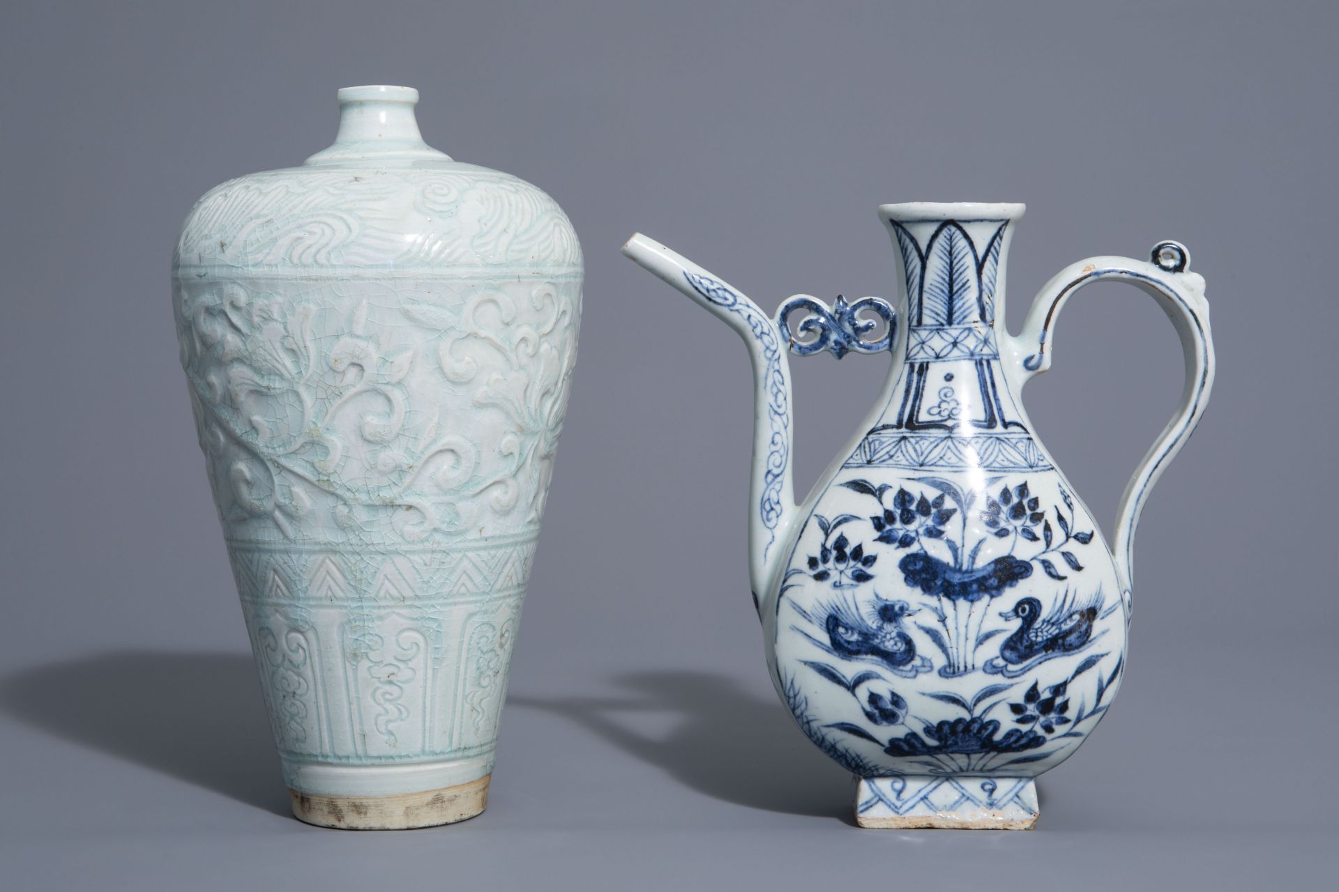 A Chinese blue and white jug and a qingbai vase in Yuan style, 19th/20th C. - Bild 3 aus 6