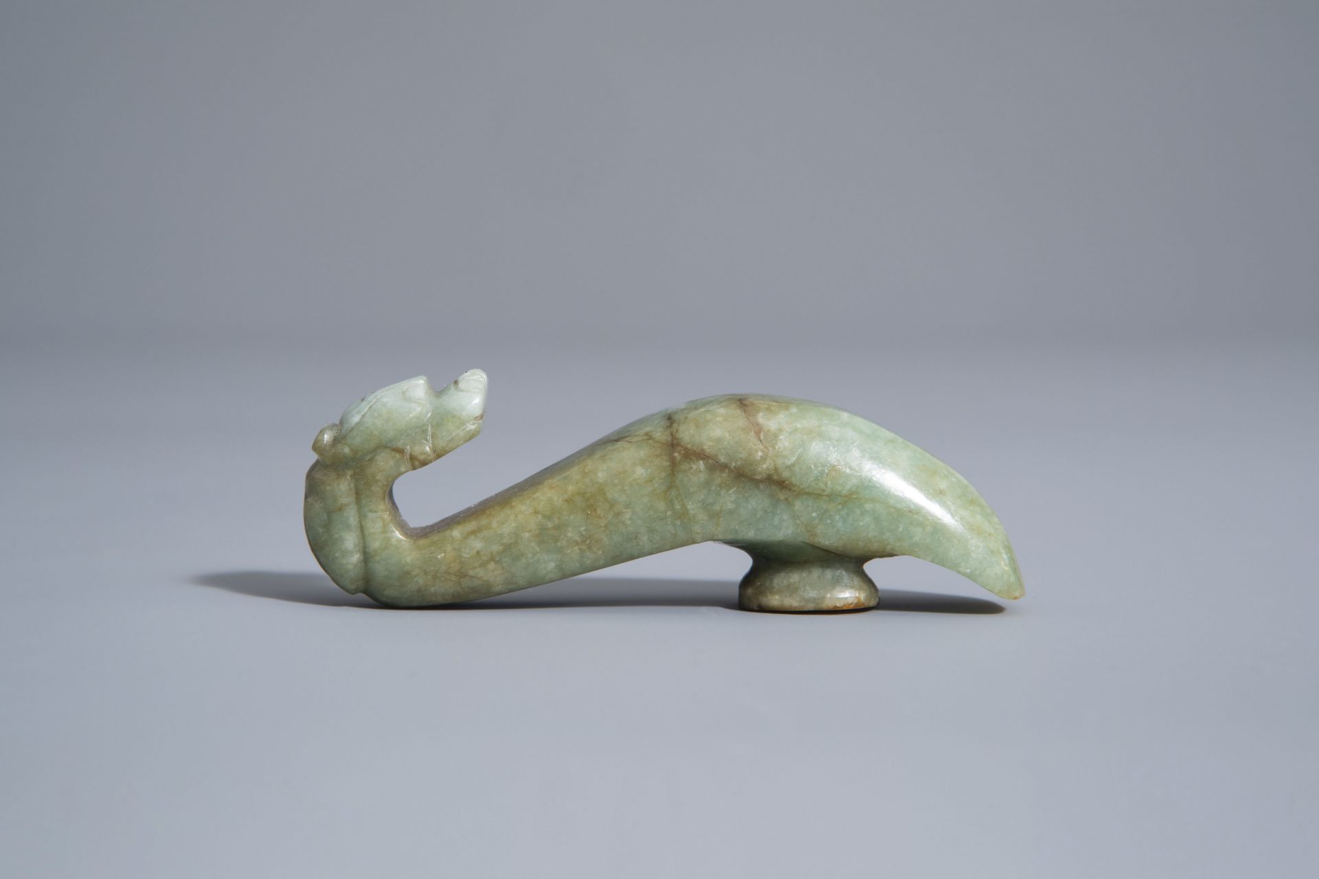 A Chinese carved jade belt hook, 19th/20th C. - Image 2 of 7