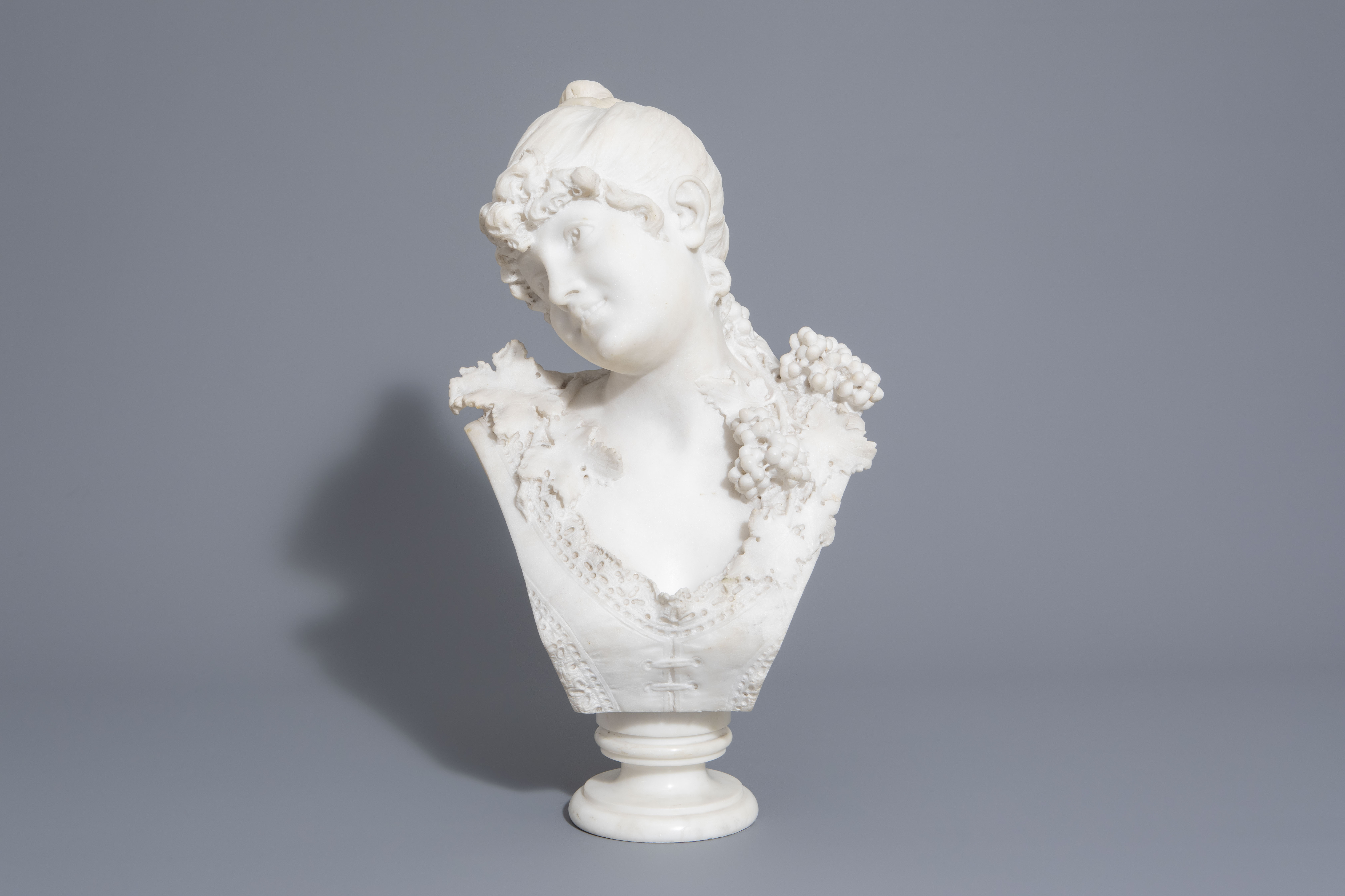 Battelly (19th/20th C.): Bust of a young maiden, marble