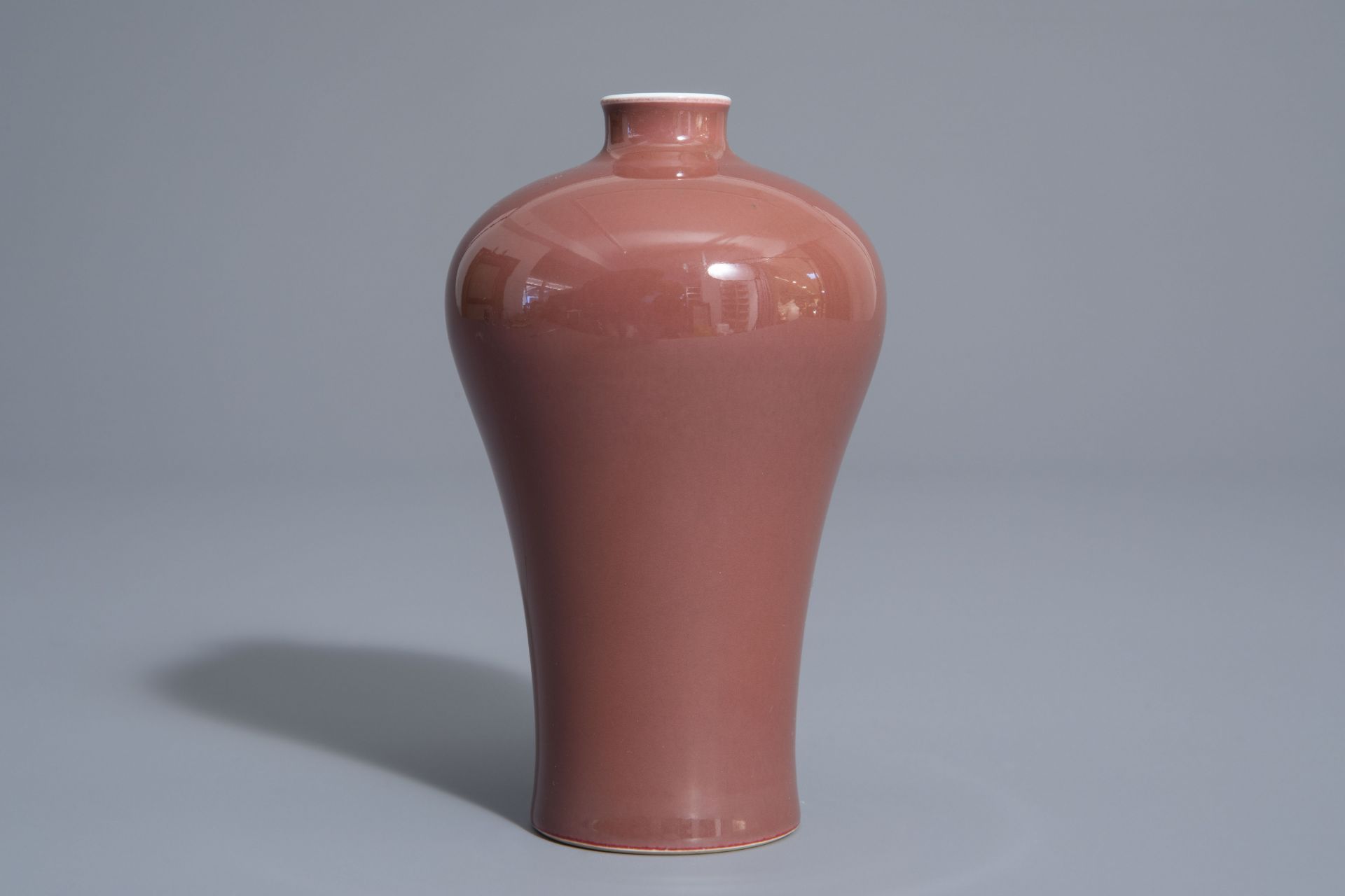 A Chinese monochrome red meiping vase, 19th/20th C. - Bild 3 aus 7