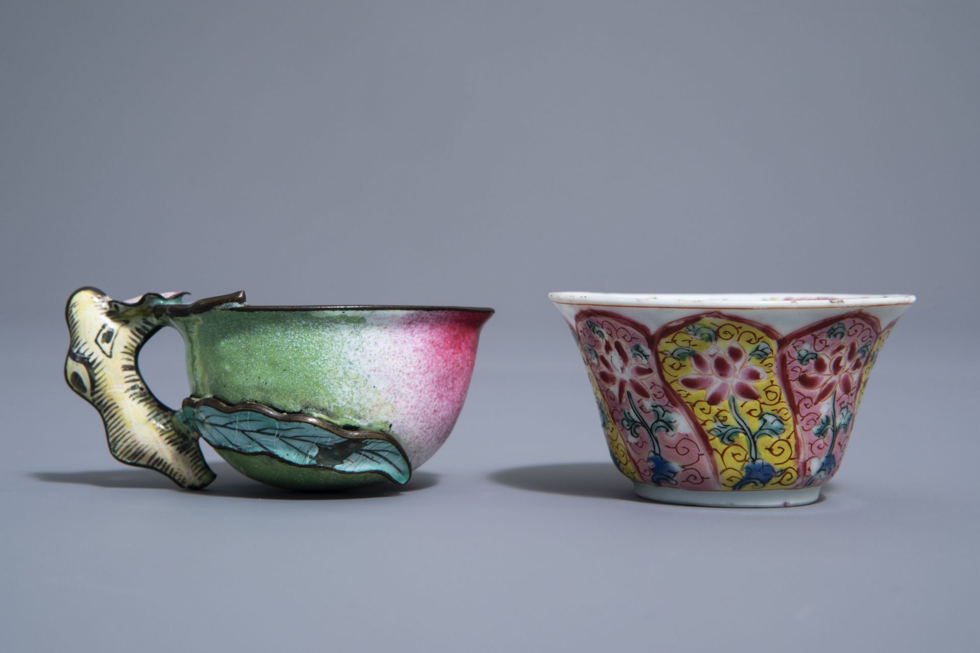 A Chinese famille rose cup and saucer and a Canton enamel peach shaped cup, Yongzheng/Qianlong - Bild 4 aus 9