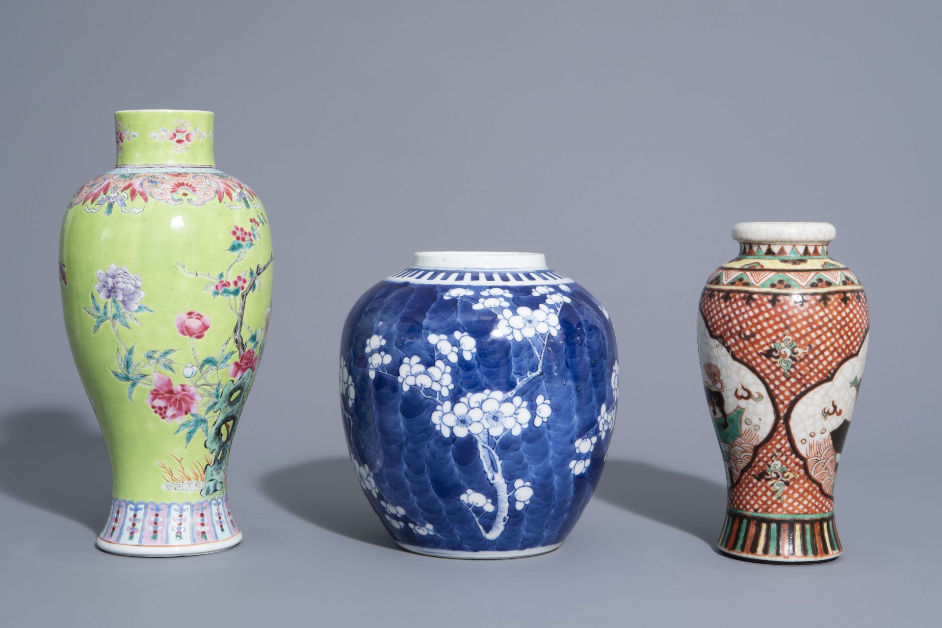Three Chinese famille rose, blue and white and crackleglazed vases, 19th/20th C. - Bild 2 aus 6