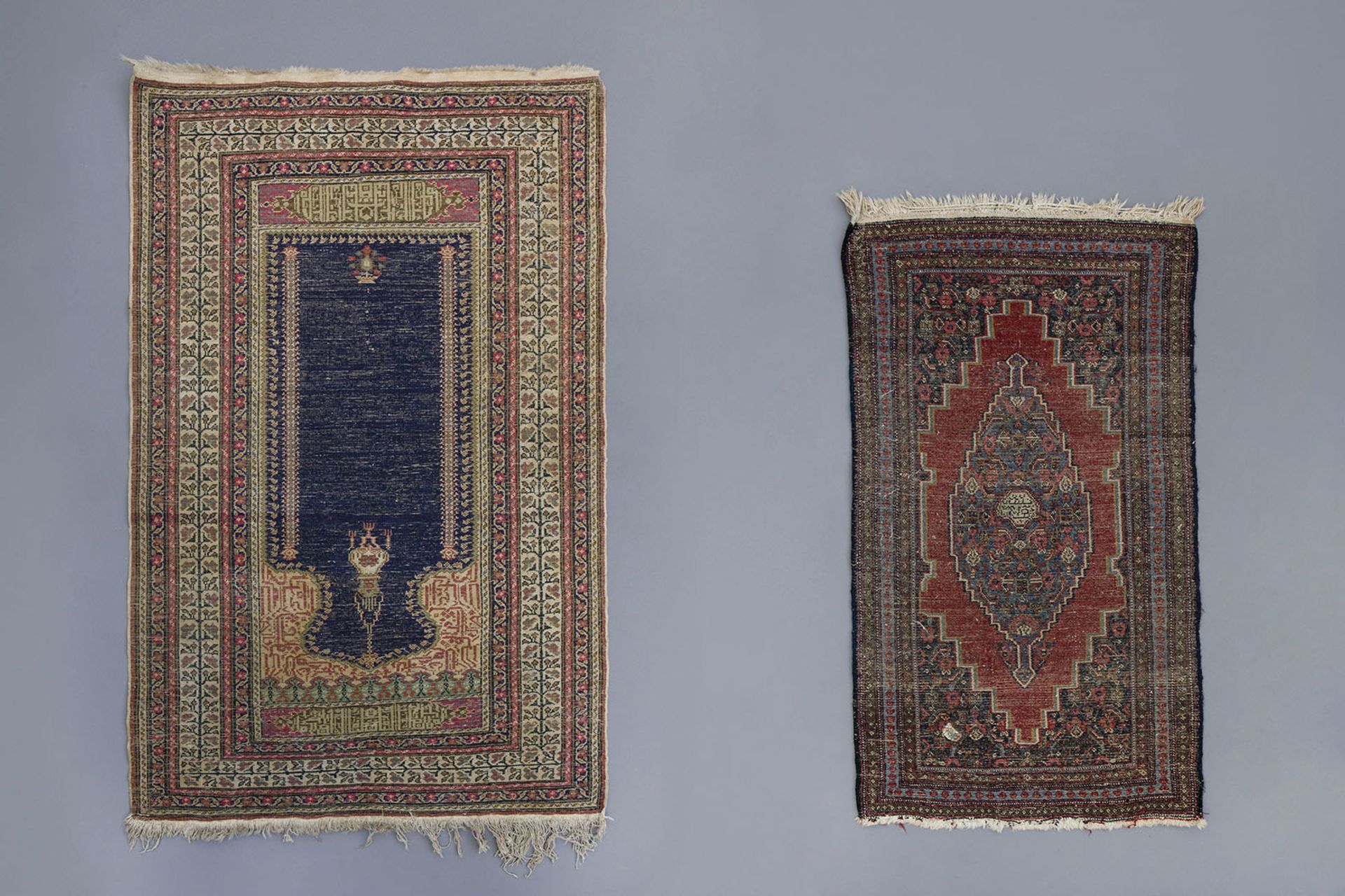 Two Oriental prayer rugs with verses, wool and silk on cotton, first half of the 20th C. - Bild 2 aus 4