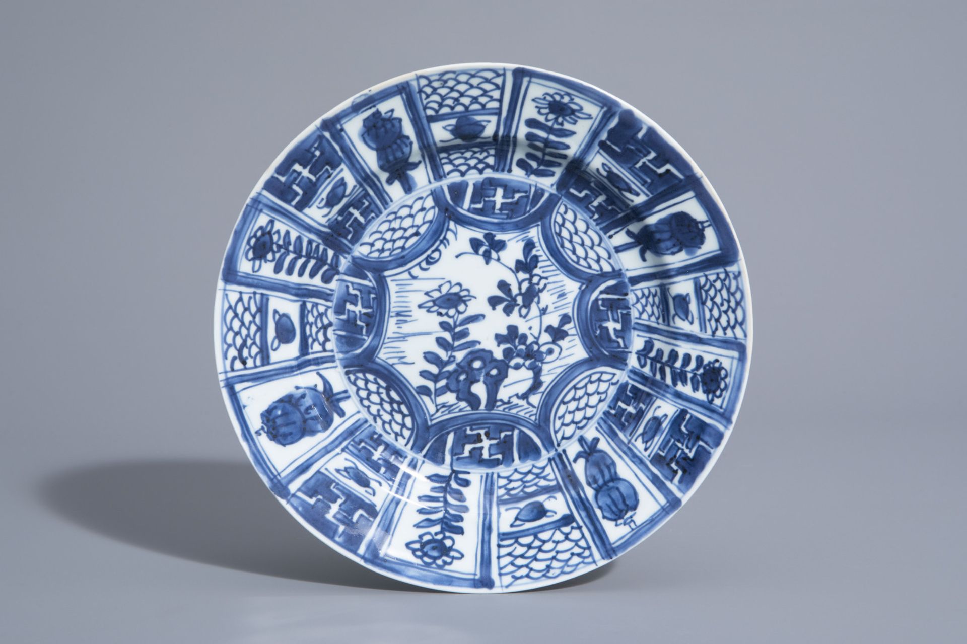 A varied collection of Chinese blue, white and iron red porcelain, Kangxi and later - Bild 11 aus 23