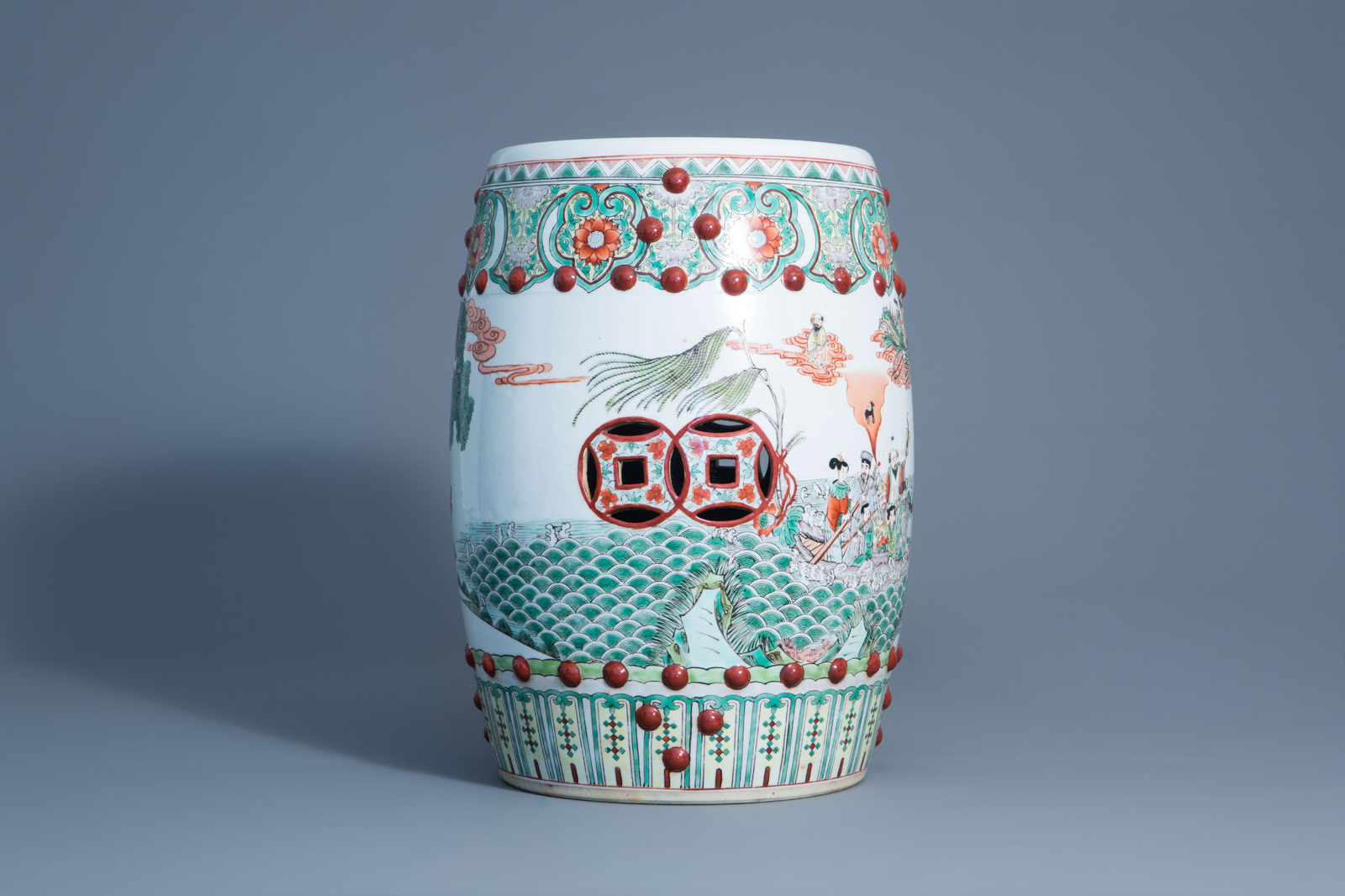 A Chinese famille verte 'Immortals' garden seat, 20th C. - Image 3 of 7