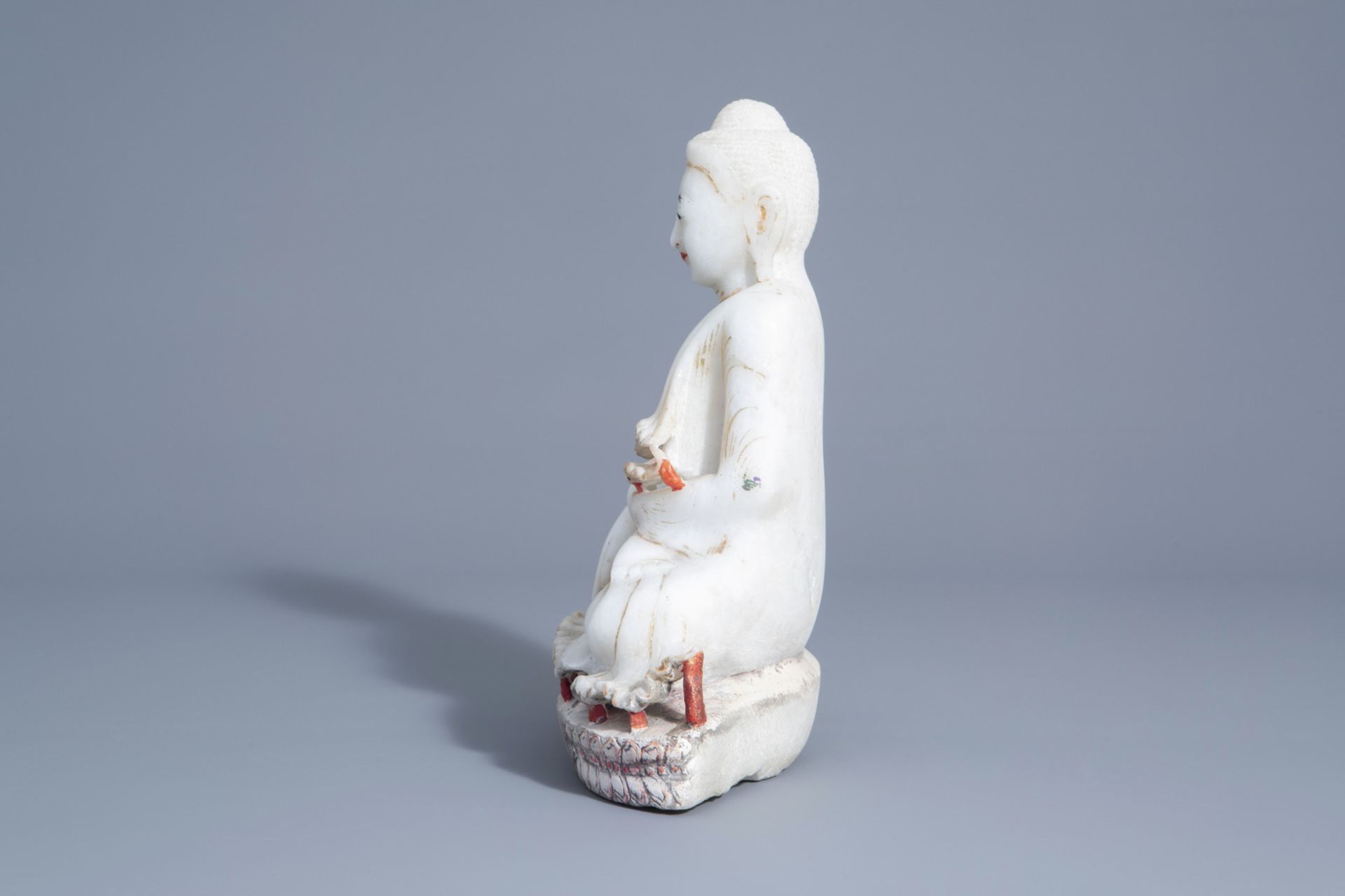 A partly polychrome decorated alabaster figure of Buddha, Burma, 19th/20th C. - Image 4 of 6