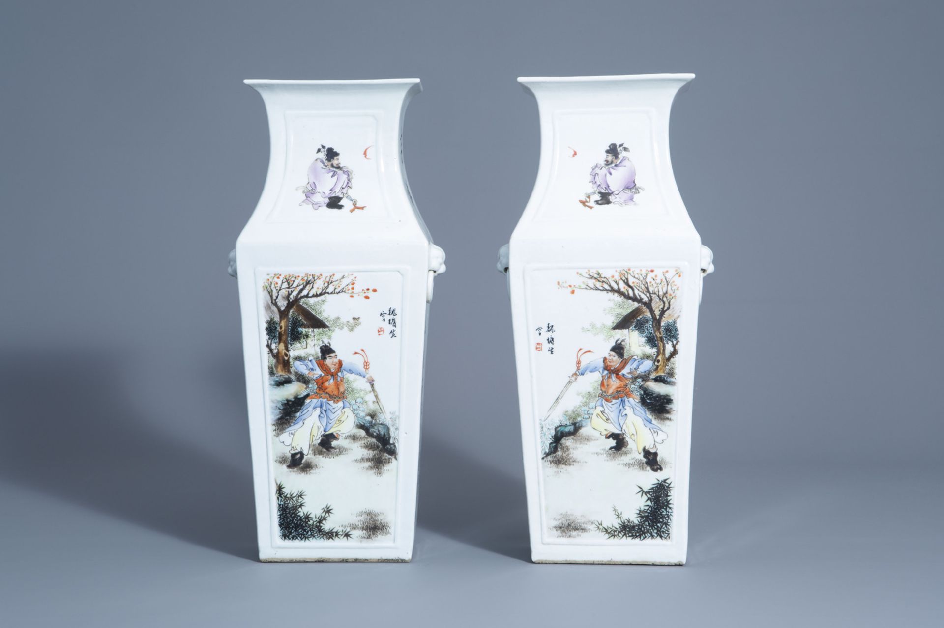 A pair of Chinese quadrangular famille rose vases with figures in a landscape, 20th C. - Bild 3 aus 6