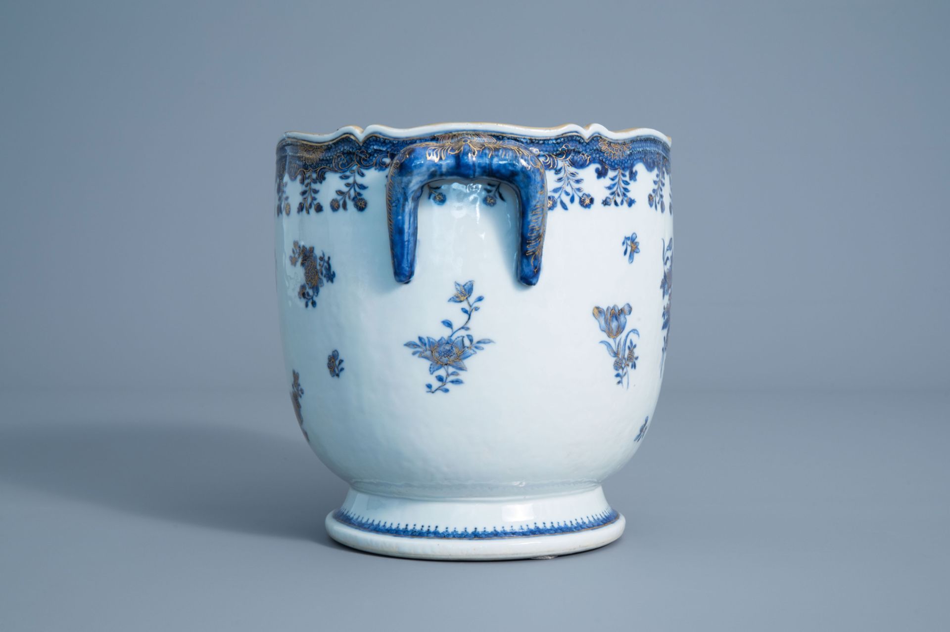 A Chinese blue, white and gilt wine cooler with floral design, Qianlong - Image 4 of 8