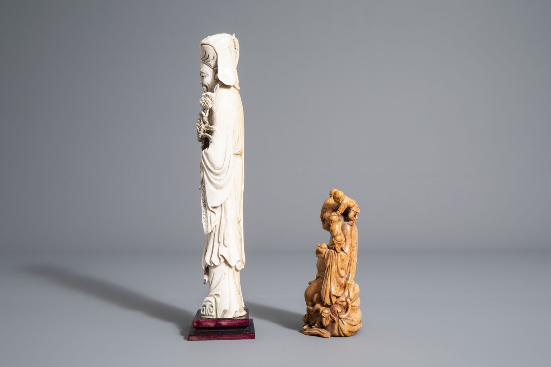 Two Chinese carved figures of an Immortal and a Buddha with children, 19th/20th C. - Image 4 of 7