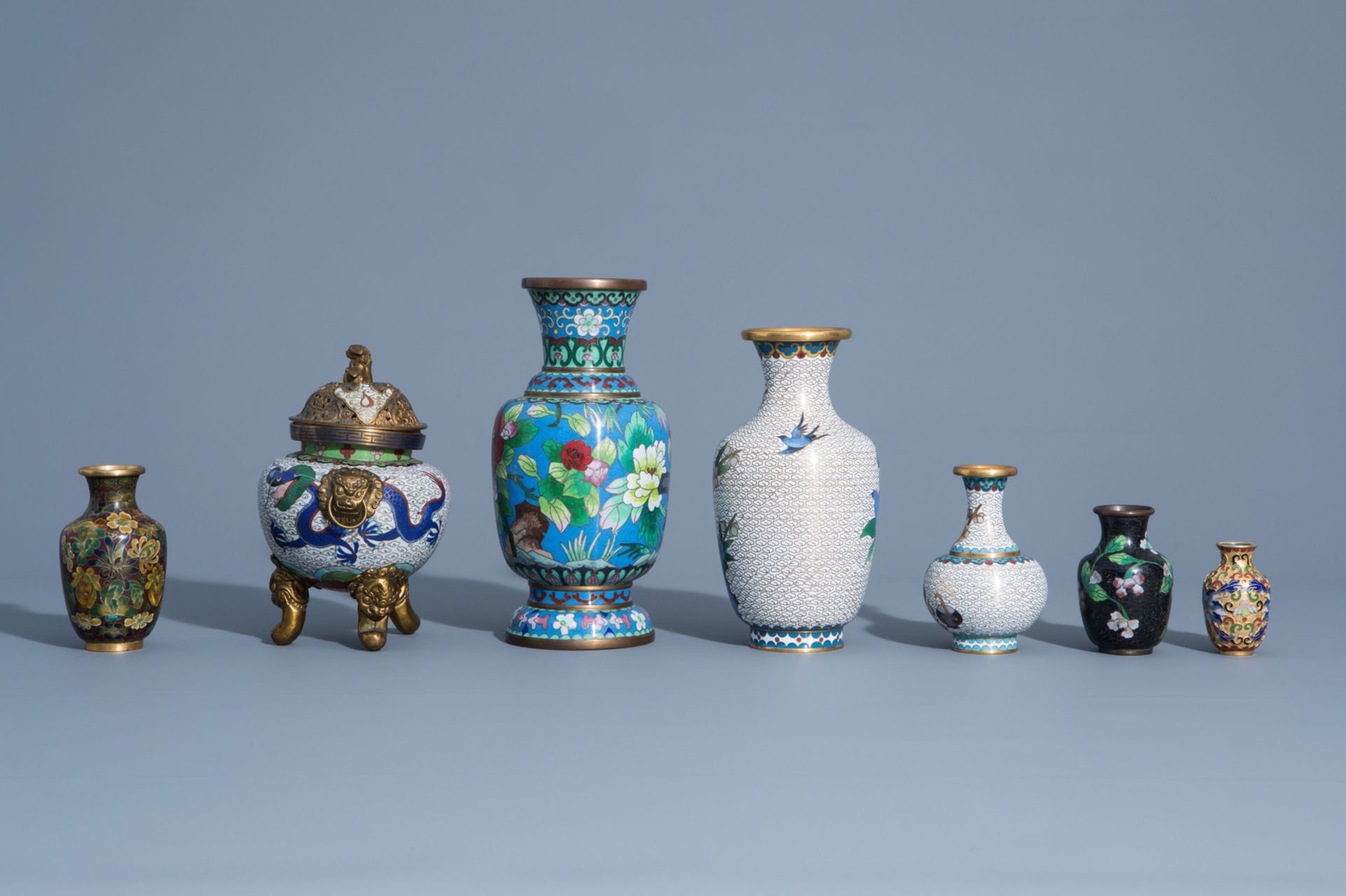 A varied collection of Chinese and Japanese cloisonnŽ and champlevŽ wares, 19th/20th C. - Bild 5 aus 17
