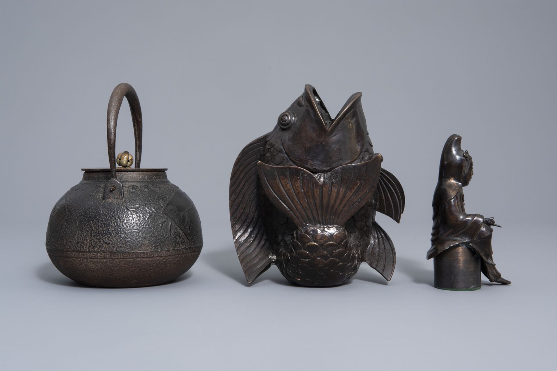 A Japanese bronze teapot, a carp wall vase, a Kannon figure and a carved wooden group, Meiji/Showa, - Bild 9 aus 15