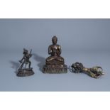 Two Sino-Tibetan bronze figures and a vajra, 19th/20th C.