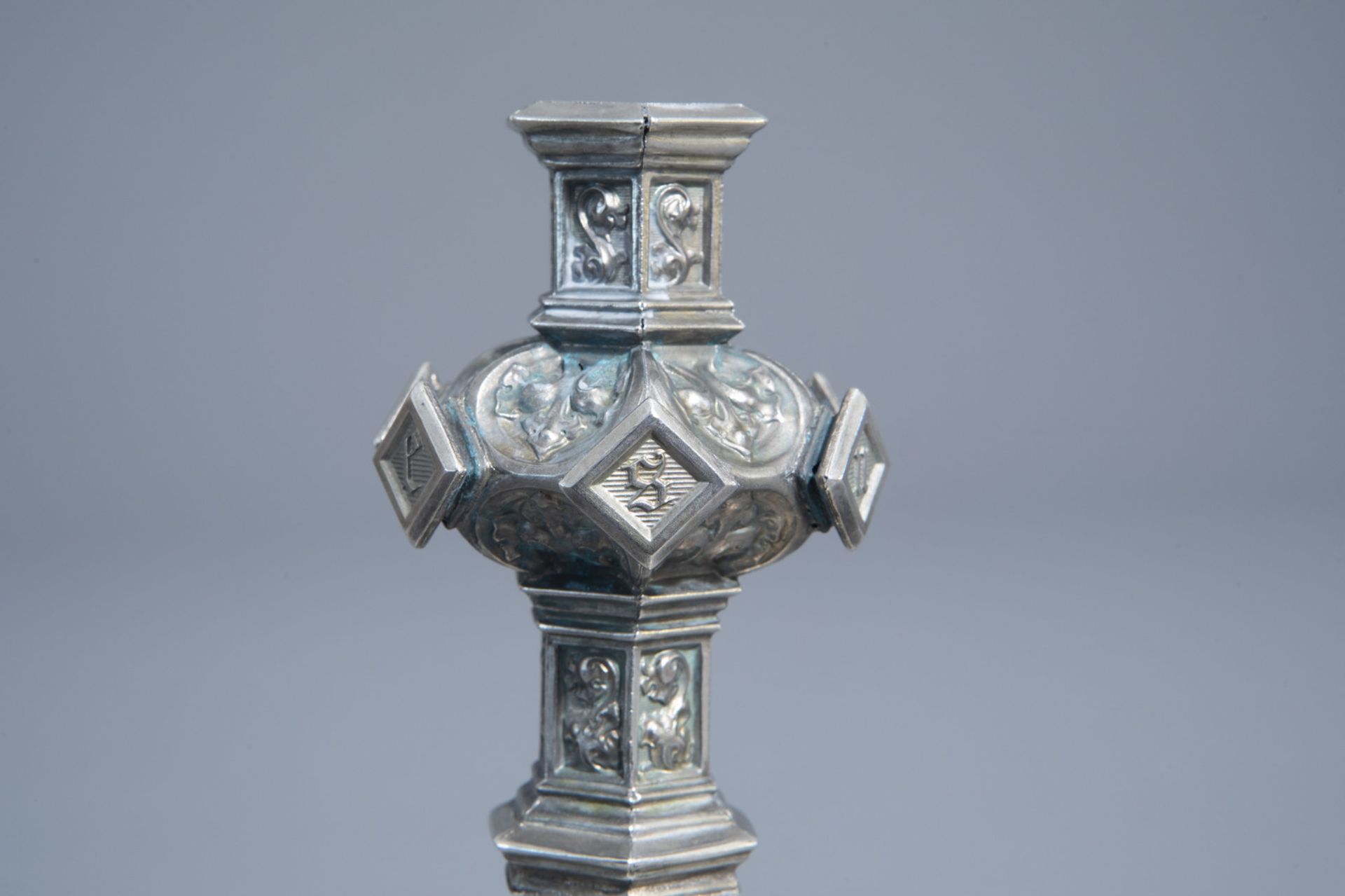 A silver plated Gothic Revival candlestick, France, 19th/20th C. - Bild 12 aus 19