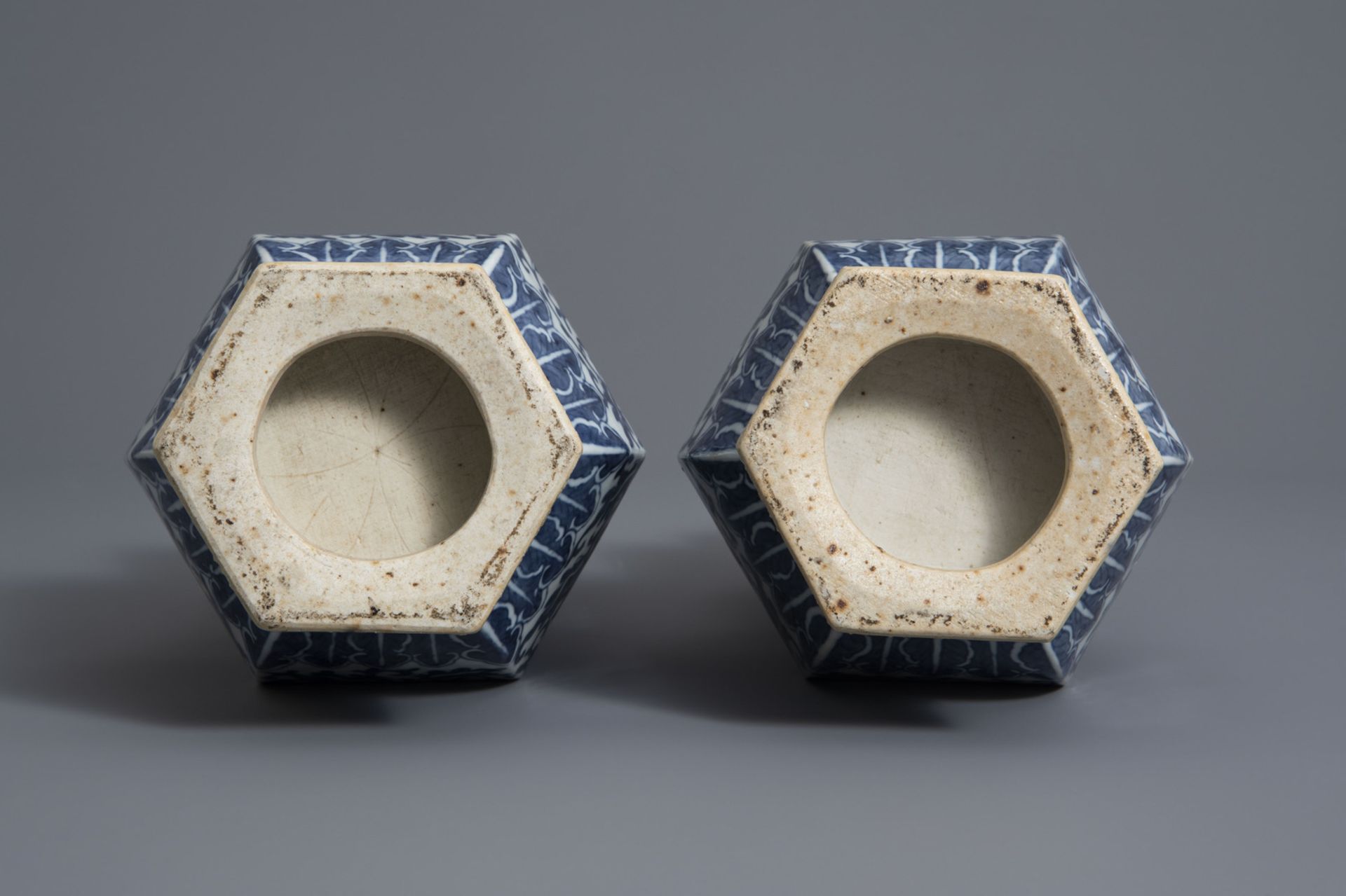 A pair of Chinese blue and white hexagonal triple gourd vases with floral design, 19th C. - Image 7 of 7