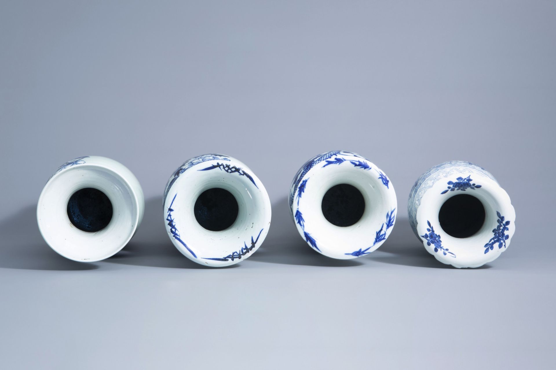 Three Chinese blue and white celadon ground vases with different designs and a blue and white vase, - Bild 8 aus 10