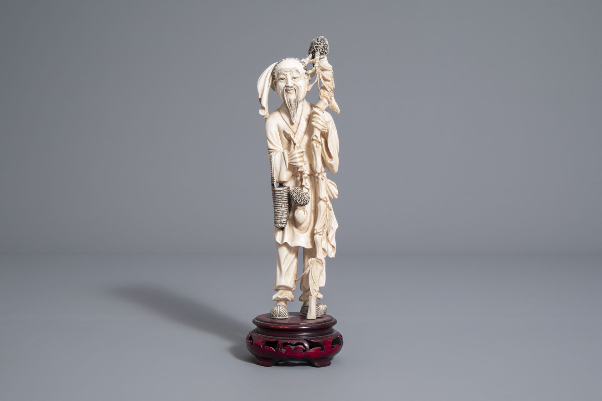 A Chinese carved figure of an elder, first half of the 20th C. - Image 2 of 7