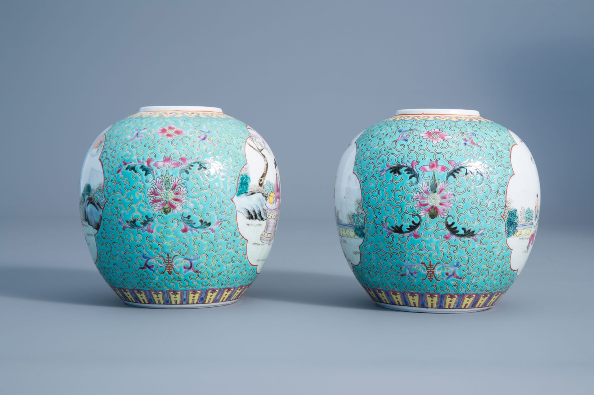 Two various Chinese famille rose vases, a charger and two jars, 20th C. - Bild 11 aus 15