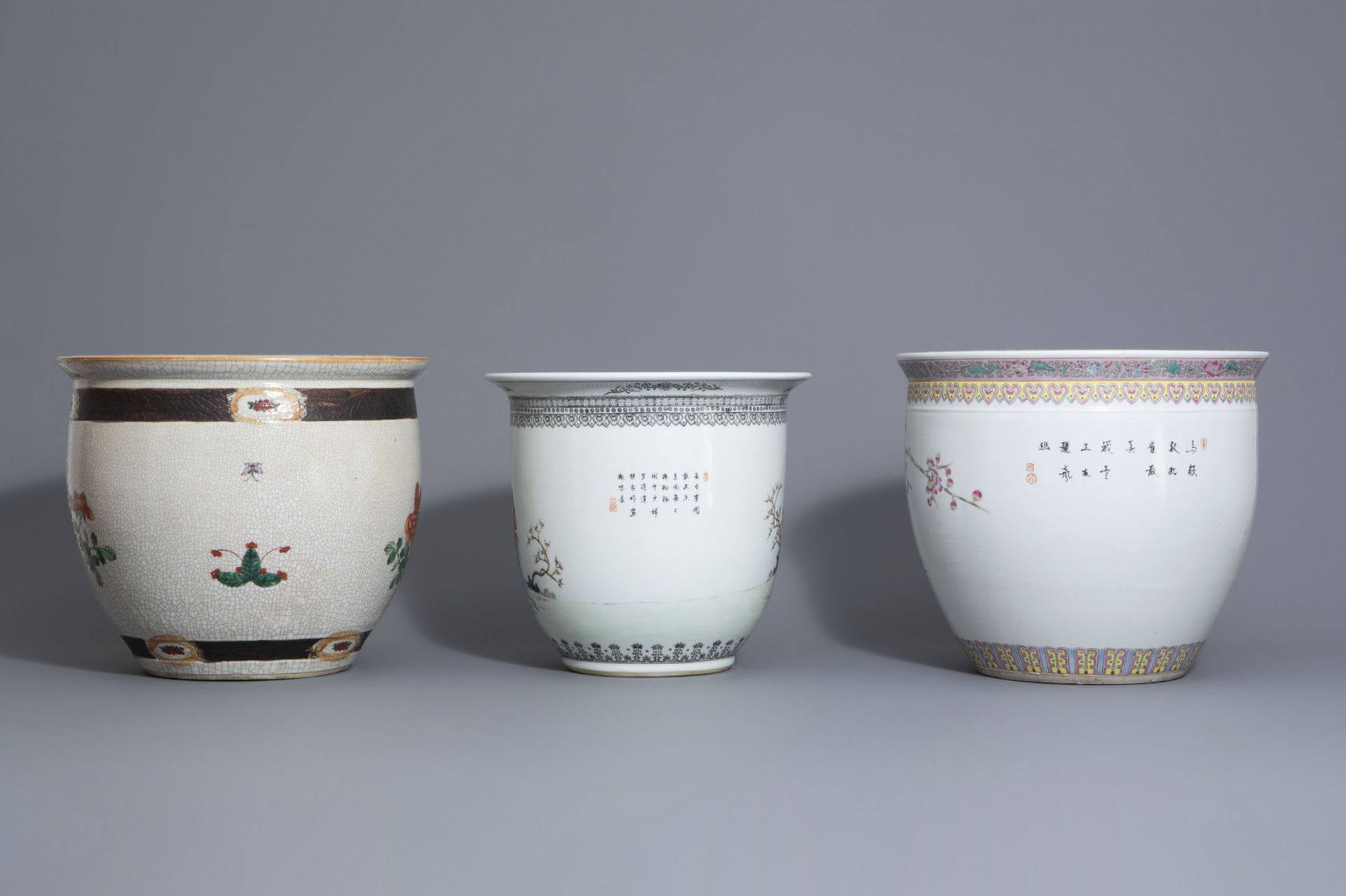 Three Chinese famille rose and Nanking crackle glazed fish bowls and jardinires, 19th/20th C. - Bild 4 aus 9