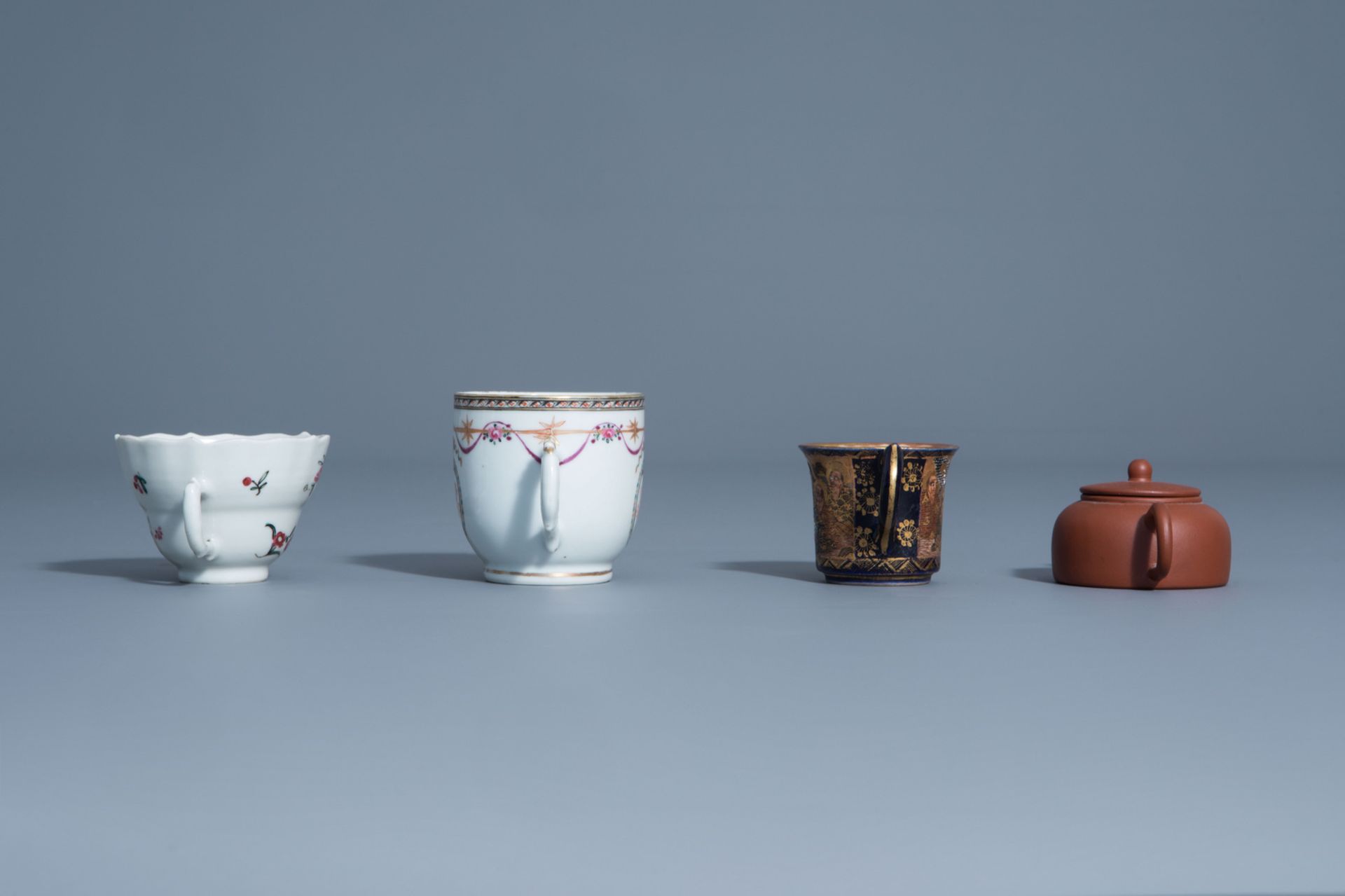 A collection of Chinese and Japanese cups and saucers and a Yixing stoneware teapot and cover, Kangx - Bild 6 aus 17