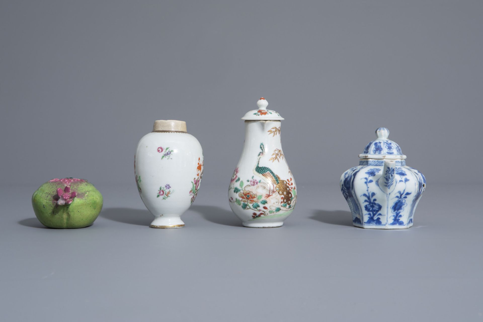 A varied collection of Chinese blue and white and famille rose wares, Kangxi and later - Bild 13 aus 15