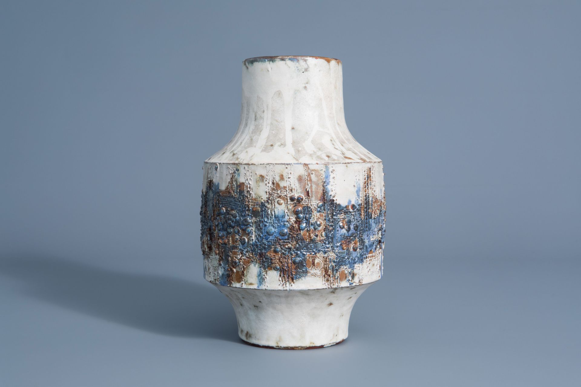 A brutalist pottery vase, Rogier Vandeweghe for Amphora, Belgium, second half of the 20th C. - Bild 2 aus 7