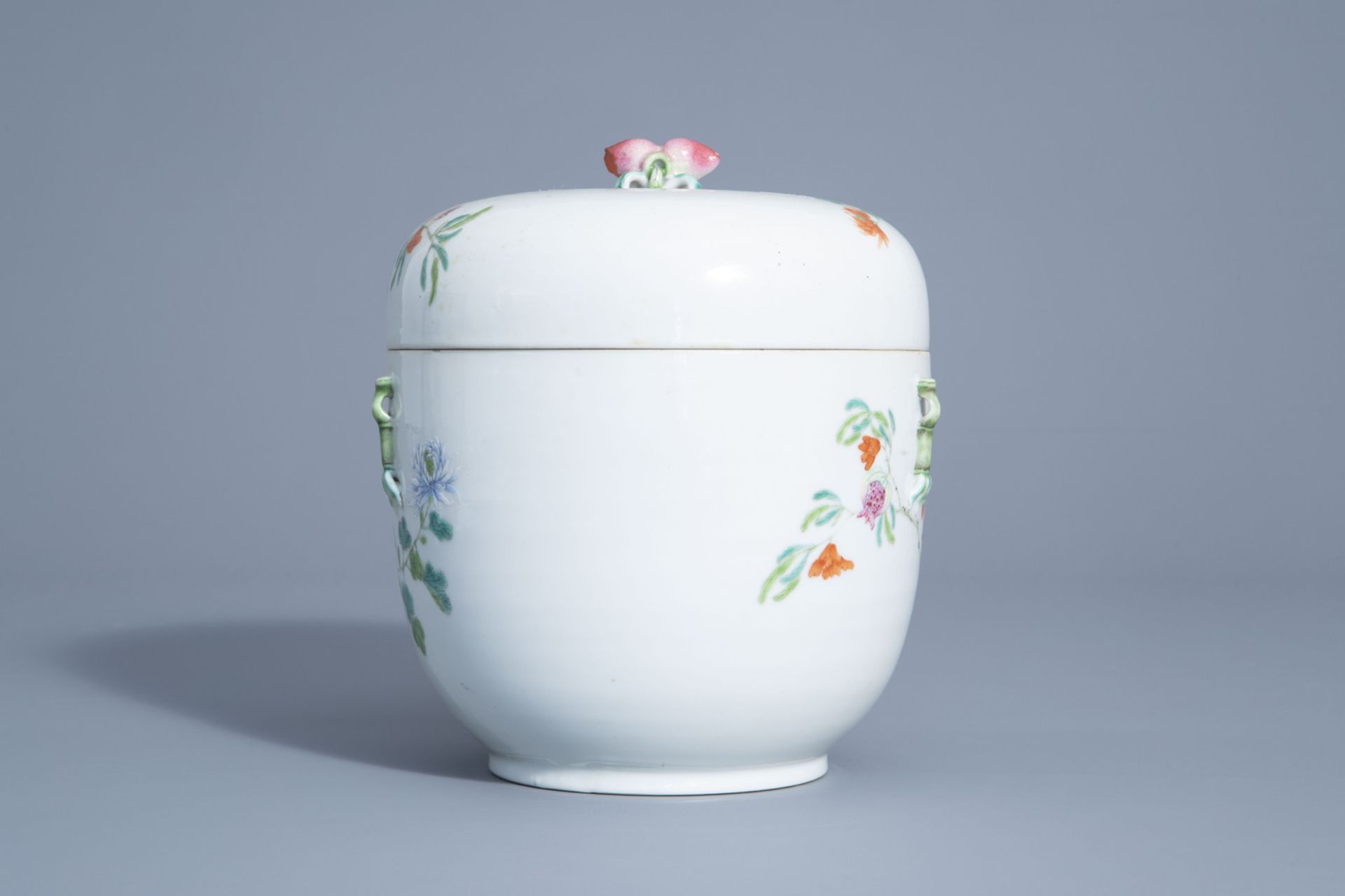 A Chinese famille rose jar and cover with floral and relief design, 19th/20th C. - Image 4 of 7