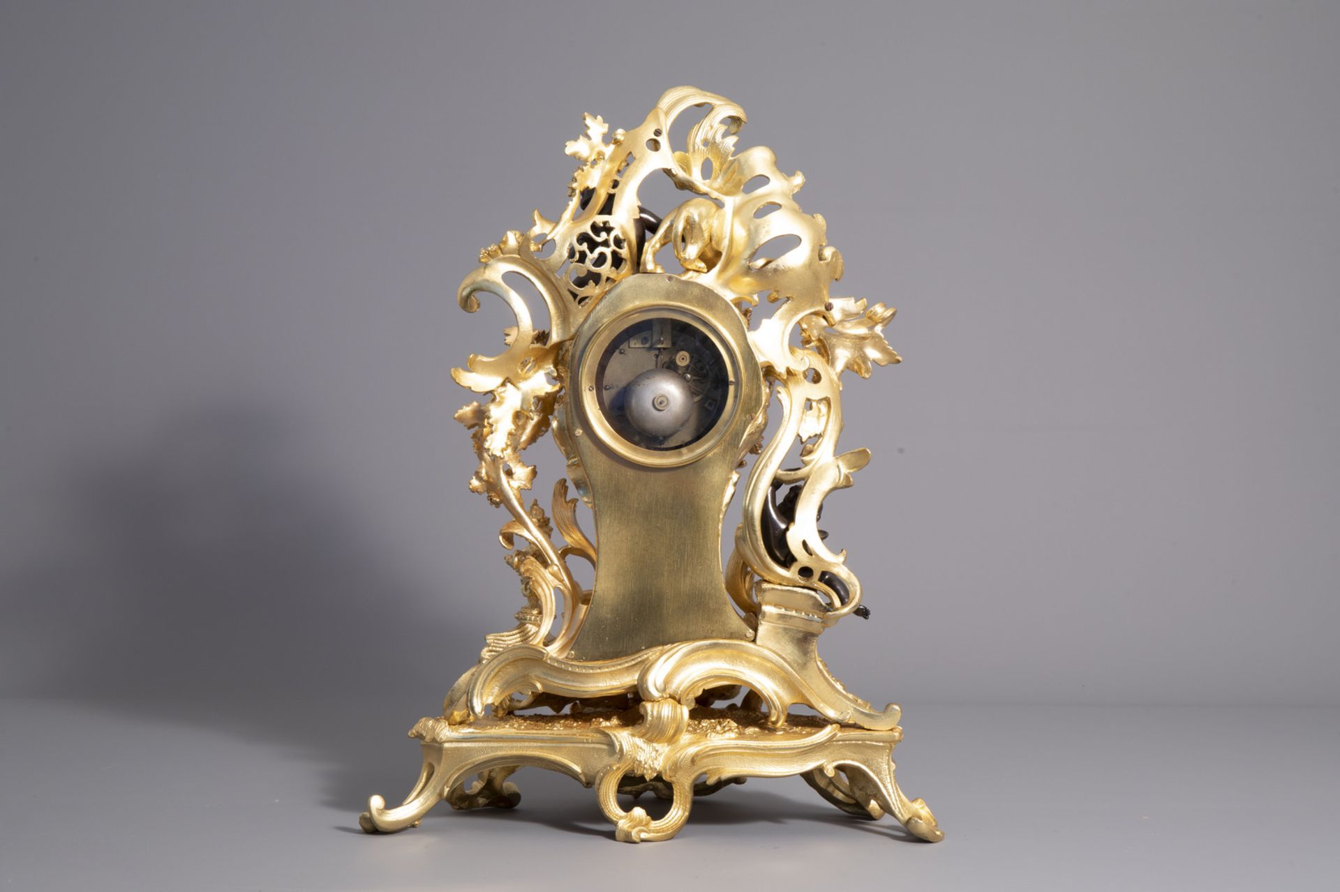 An impressive French gilt and patinated bronze Rococo revival mantel clock, 19th/20th C. - Image 4 of 9