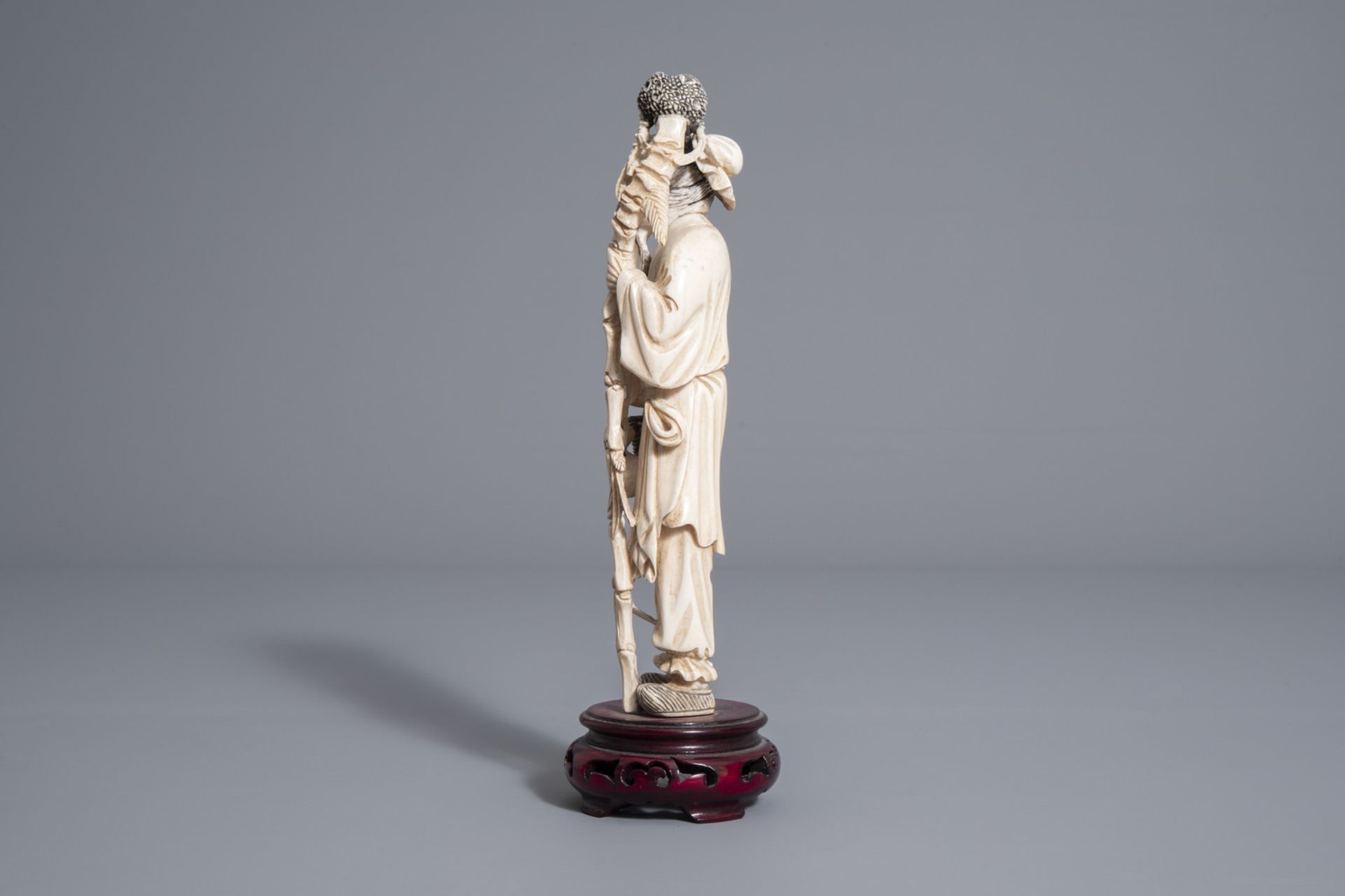 A Chinese carved figure of an elder, first half of the 20th C. - Image 5 of 7