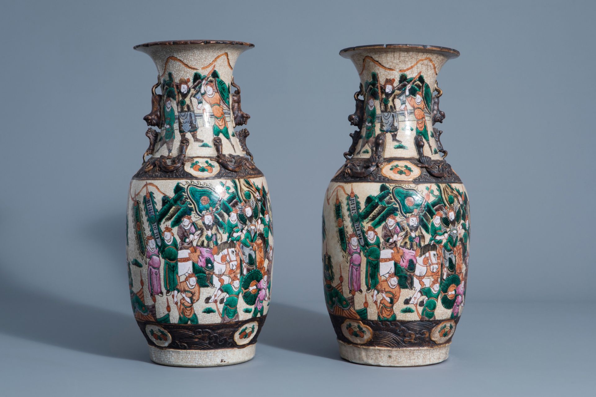 A pair of Chinese Nanking crackle glazed famille rose vases with warrior scenes, 19th C. - Bild 3 aus 6