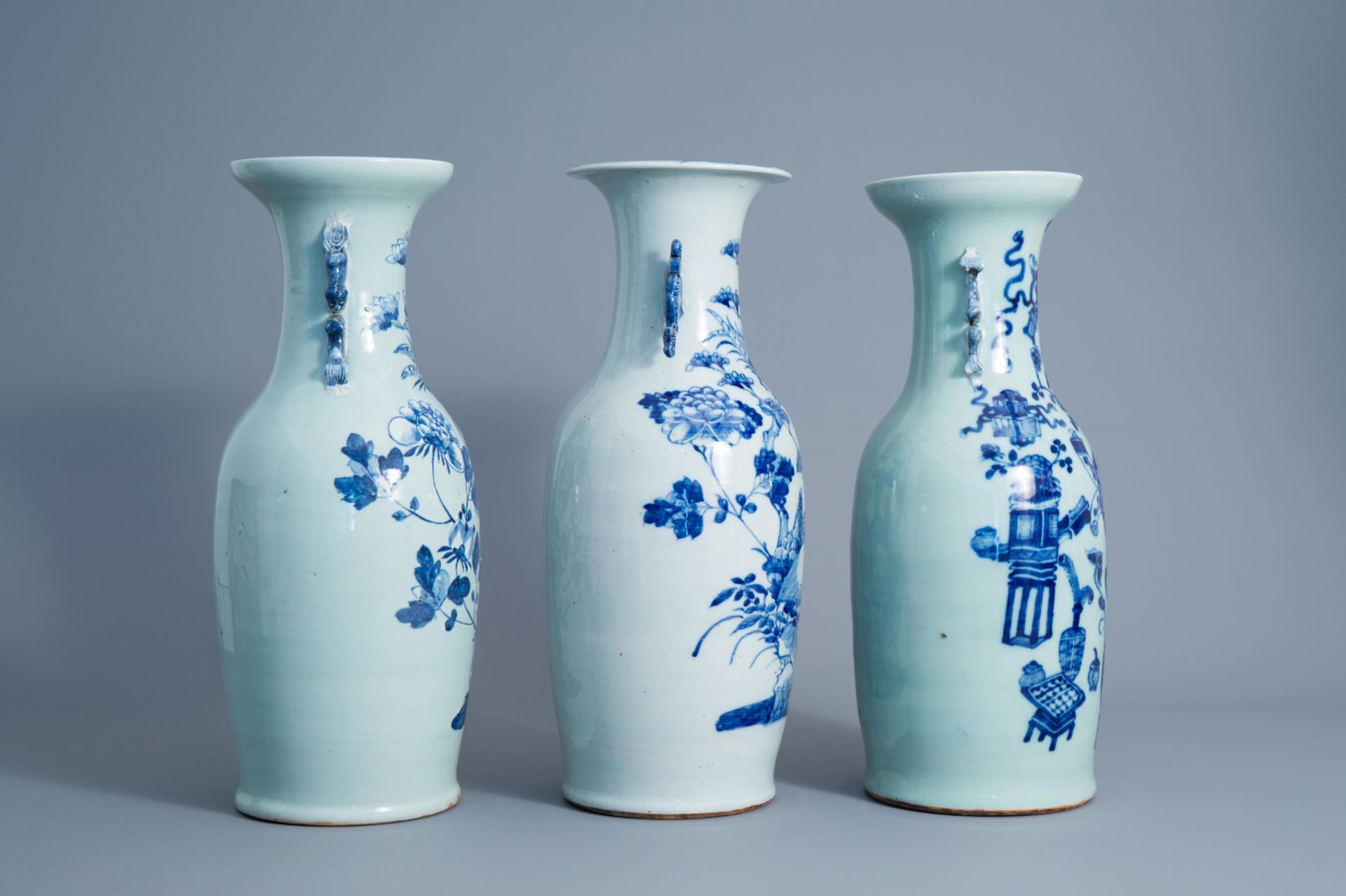 Three Chinese blue and white celadon vases with antiquities and birds among blossoms, 19th C. - Bild 3 aus 7