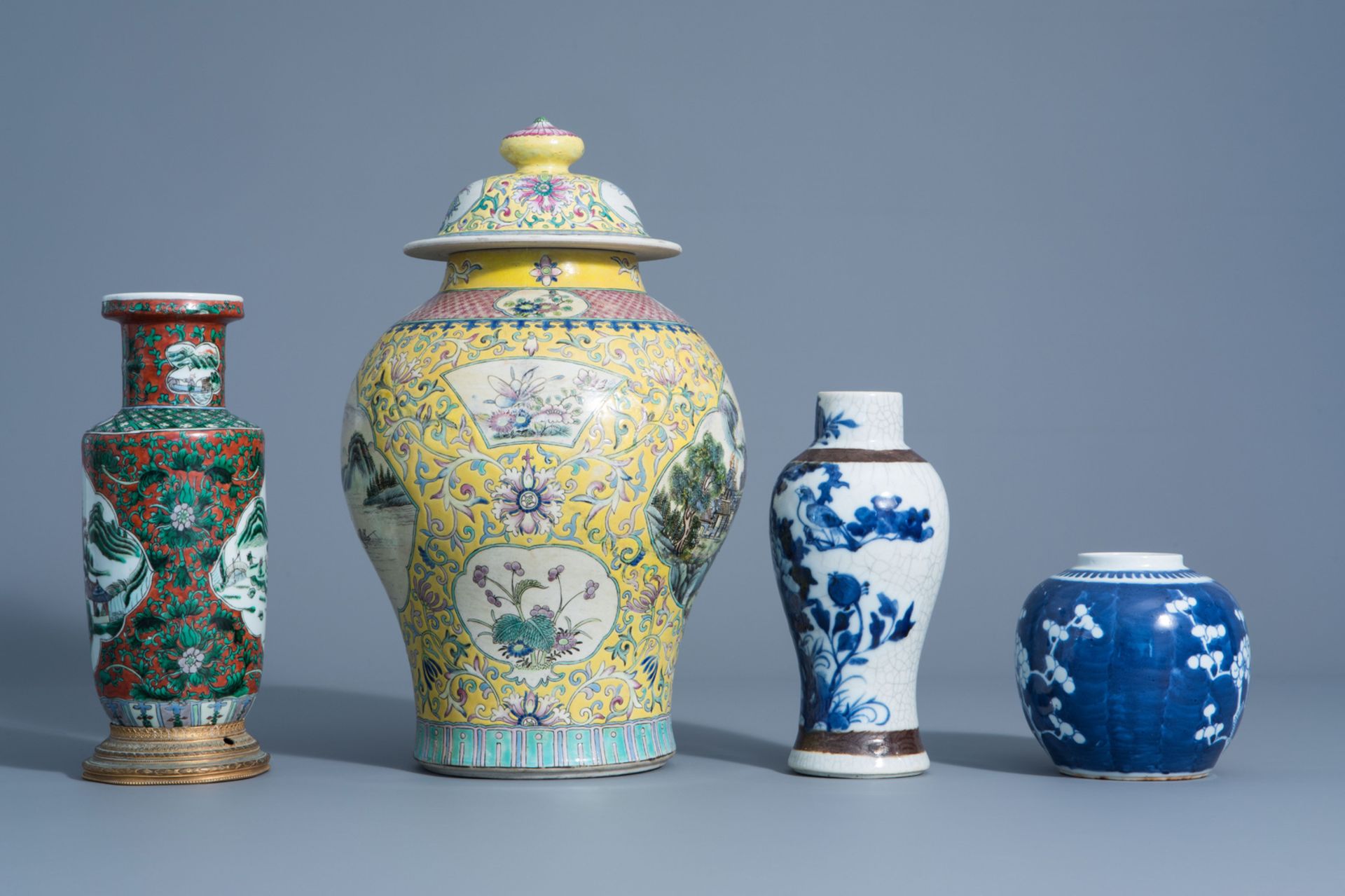 Four Chinese blue and white, famille rose and verte vases, 19th/20th C. - Bild 5 aus 7