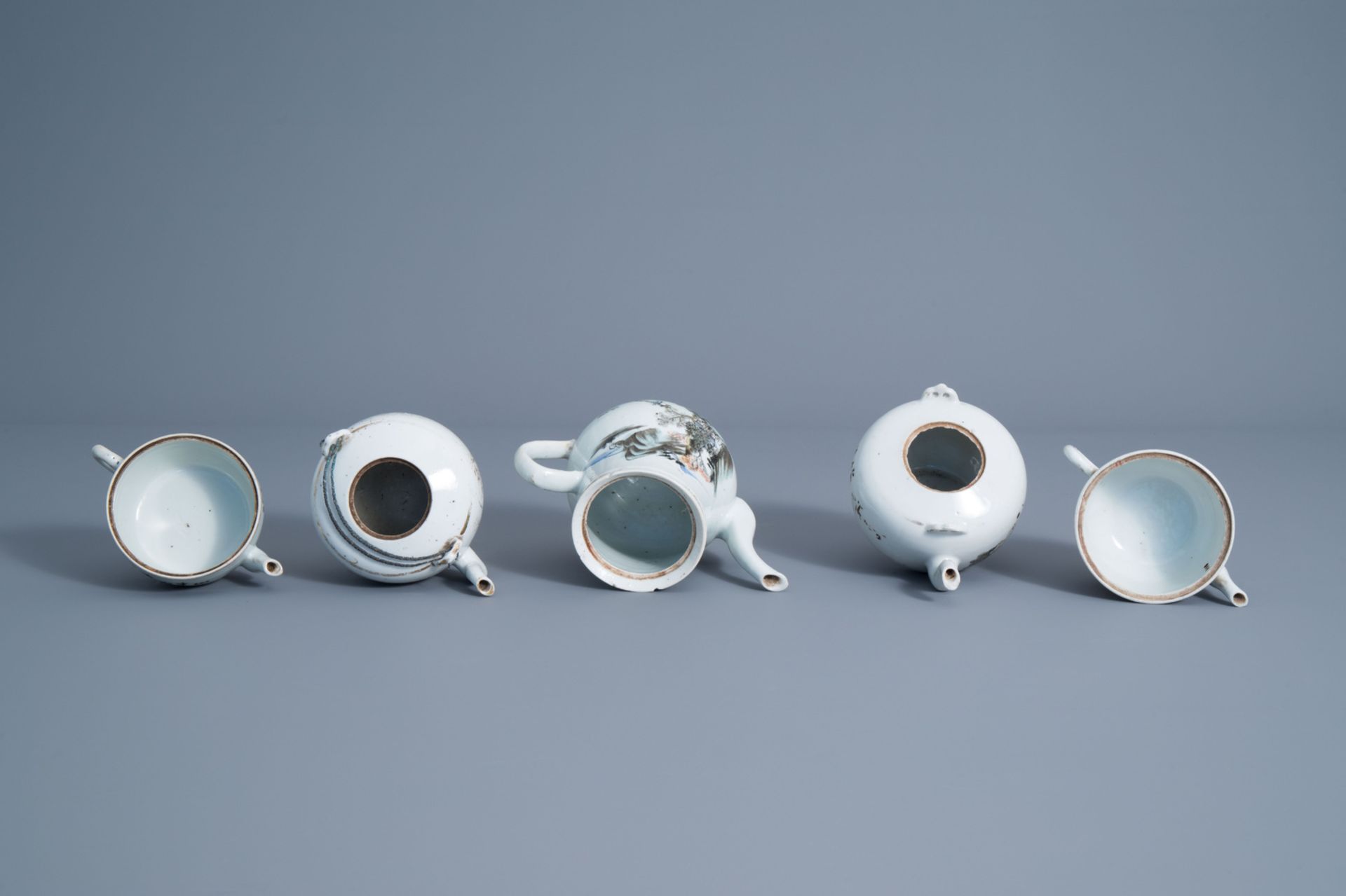 Five Chinese qianjiang cai teapots and covers and a seal paste box, 19th/20th C. - Bild 6 aus 9