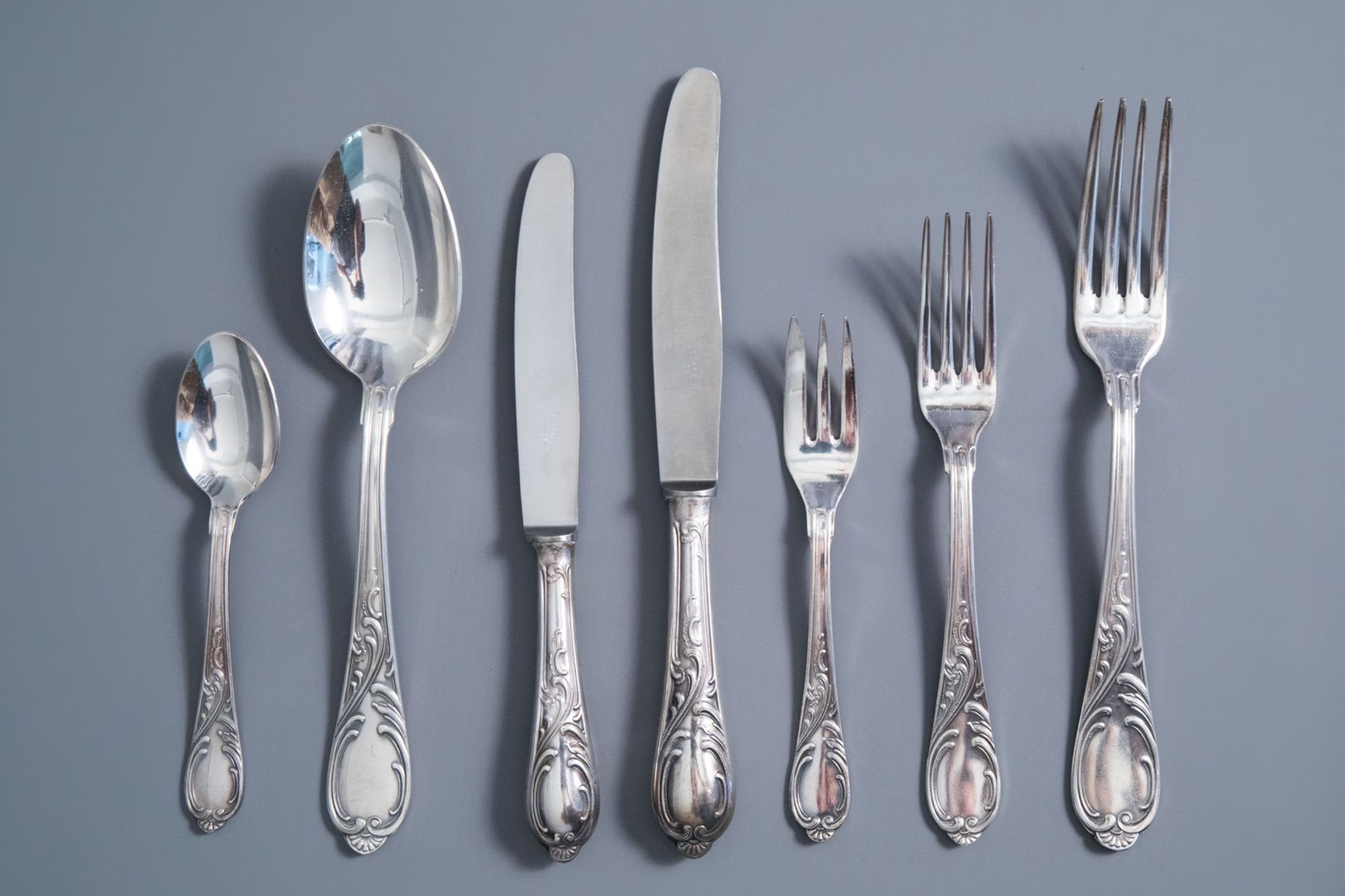 An 84-piece silver plated Louis XV style cutlery set with matching box, Solingen, Germany, 20th C. - Image 4 of 7