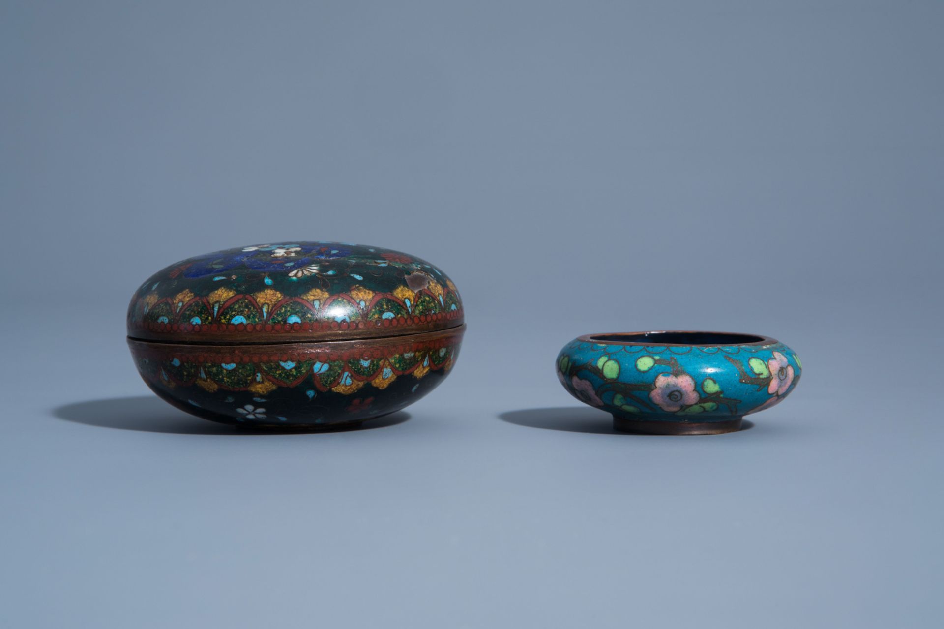 A varied collection of Chinese and Japanese cloisonnŽ and champlevŽ wares, 19th/20th C. - Bild 12 aus 17