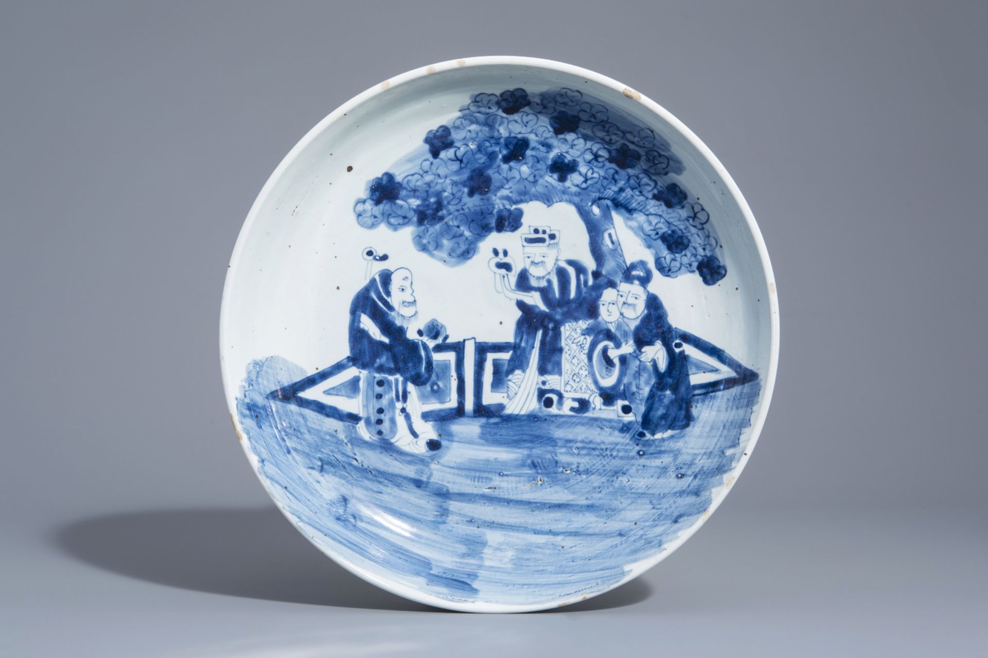 Four Chinese blue and white chargers, Kangxi and later - Bild 8 aus 9