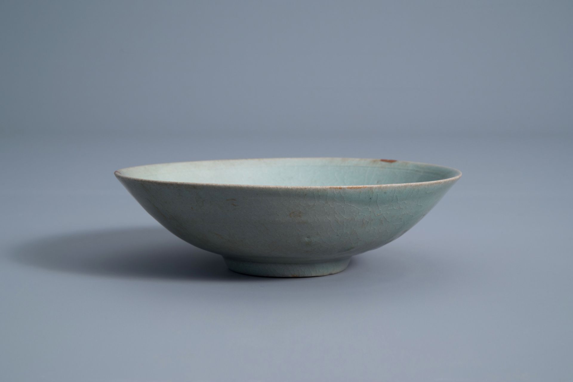A Korean celadon bowl with incised design, probably Goryeo/Joseon, 14th/15th C. - Bild 3 aus 7