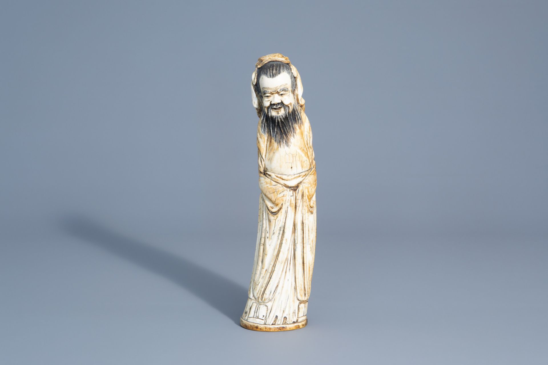 A Chinese carved figure of an Immortal, about 1900 - Image 2 of 7