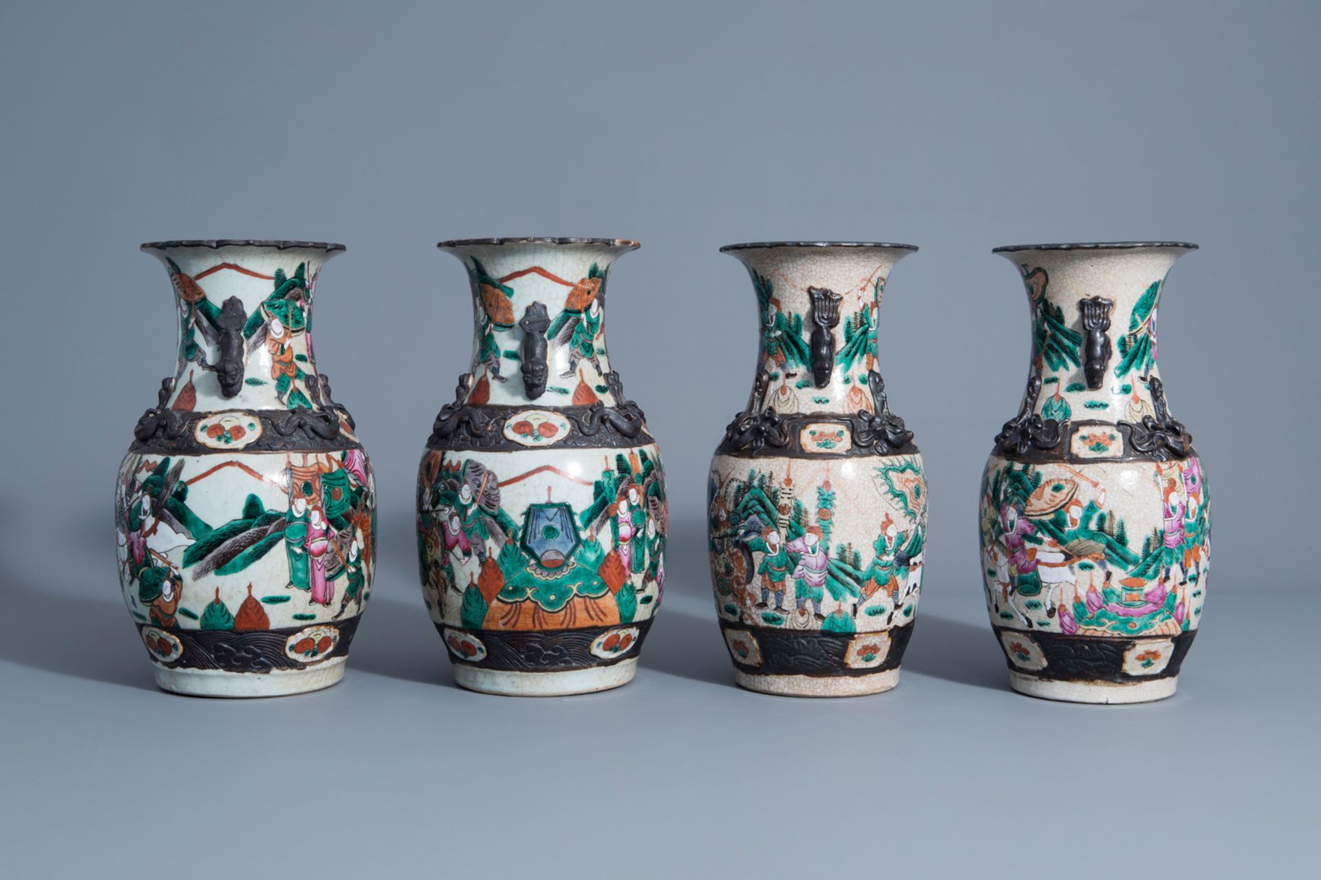 Two pairs of Chinese Nanking crackle glazed famille rose vases with warrior scenes, 19th C. - Bild 4 aus 6