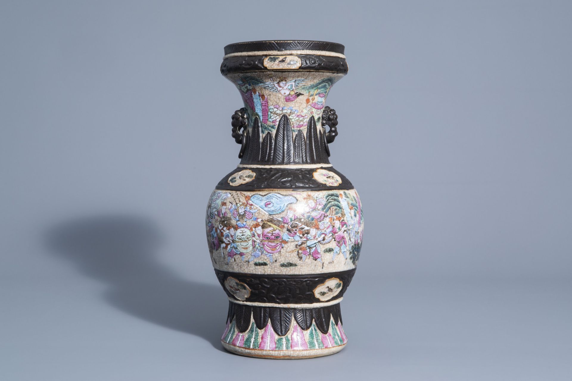 A Chinese Nanking crackle glazed famille rose 'warrior' vase, 19th C. - Bild 3 aus 6