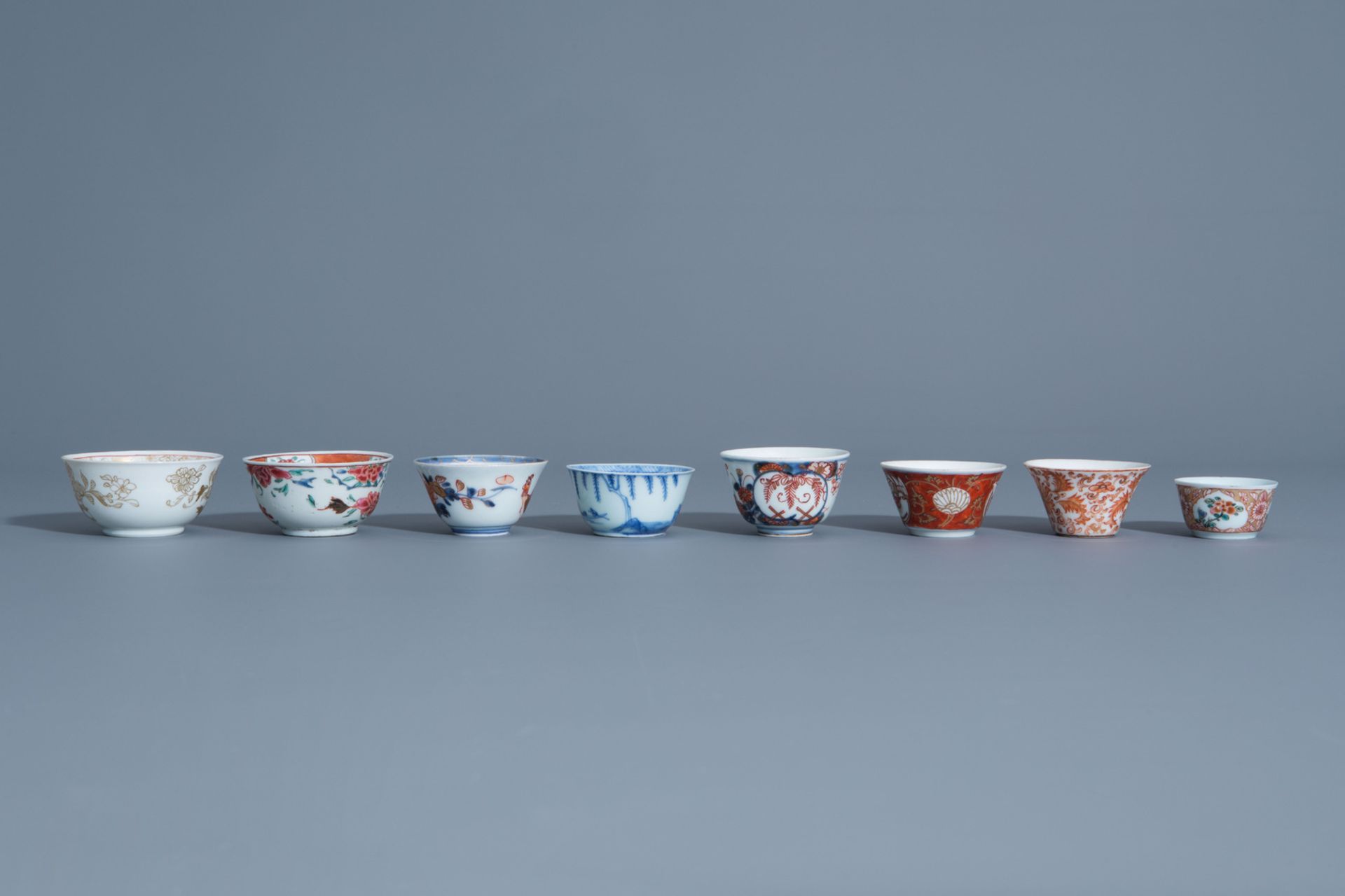 A collection of Chinese and Japanese cups and saucers and a Yixing stoneware teapot and cover, Kangx - Bild 13 aus 17