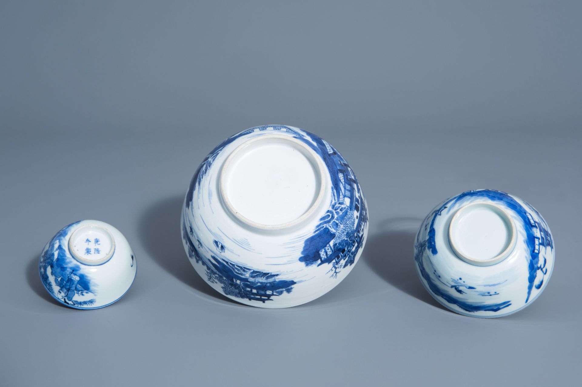 A varied collection of Chinese blue and white porcelain, 18th C. and later - Bild 9 aus 15